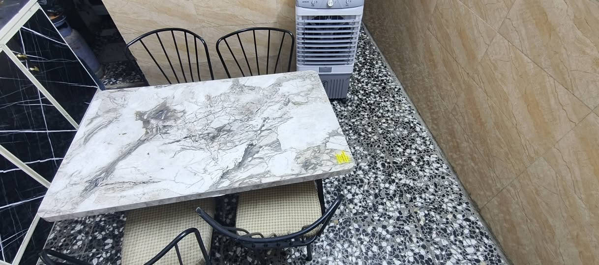 سلام عليكم ميز طعام نضيف بس بي رجل مل كرسي واحد تلعب فقط مكاني بغداد ام الكبر والغزلان***********
