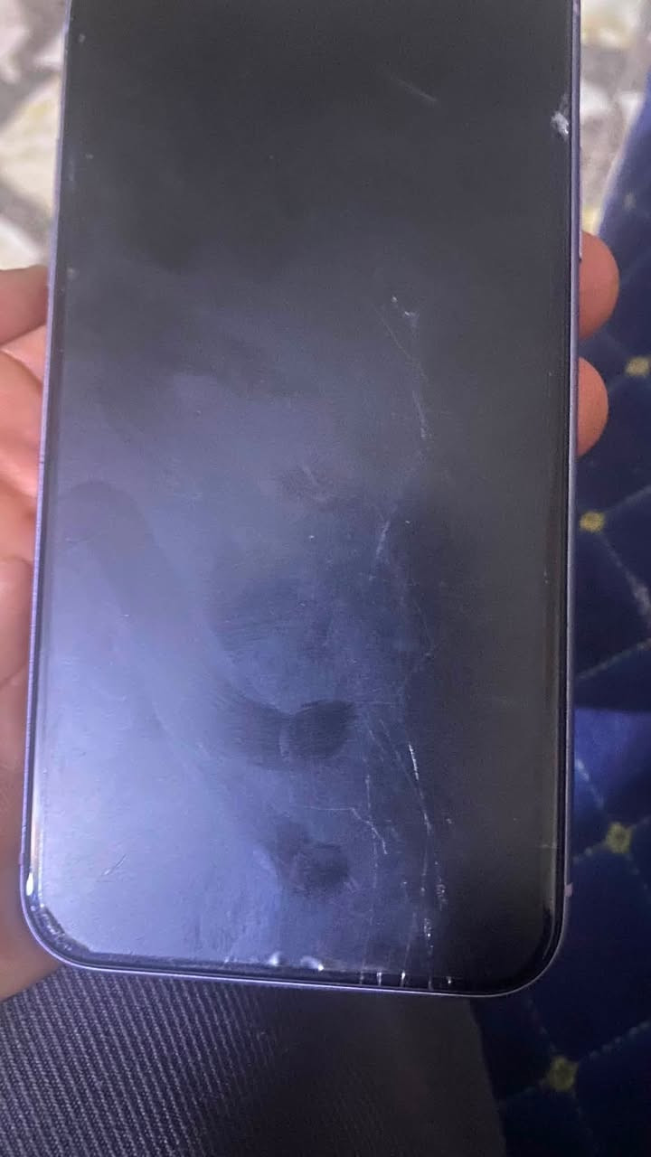 ايفون ١١ بطاريه ٨٤ ذاكرة ٦٤ جهاز نظابه ١٠٠/ بس بي فطر خفيف جهاز مامثر على اللمس/ س١٩٠ مجال قليل / ***********
