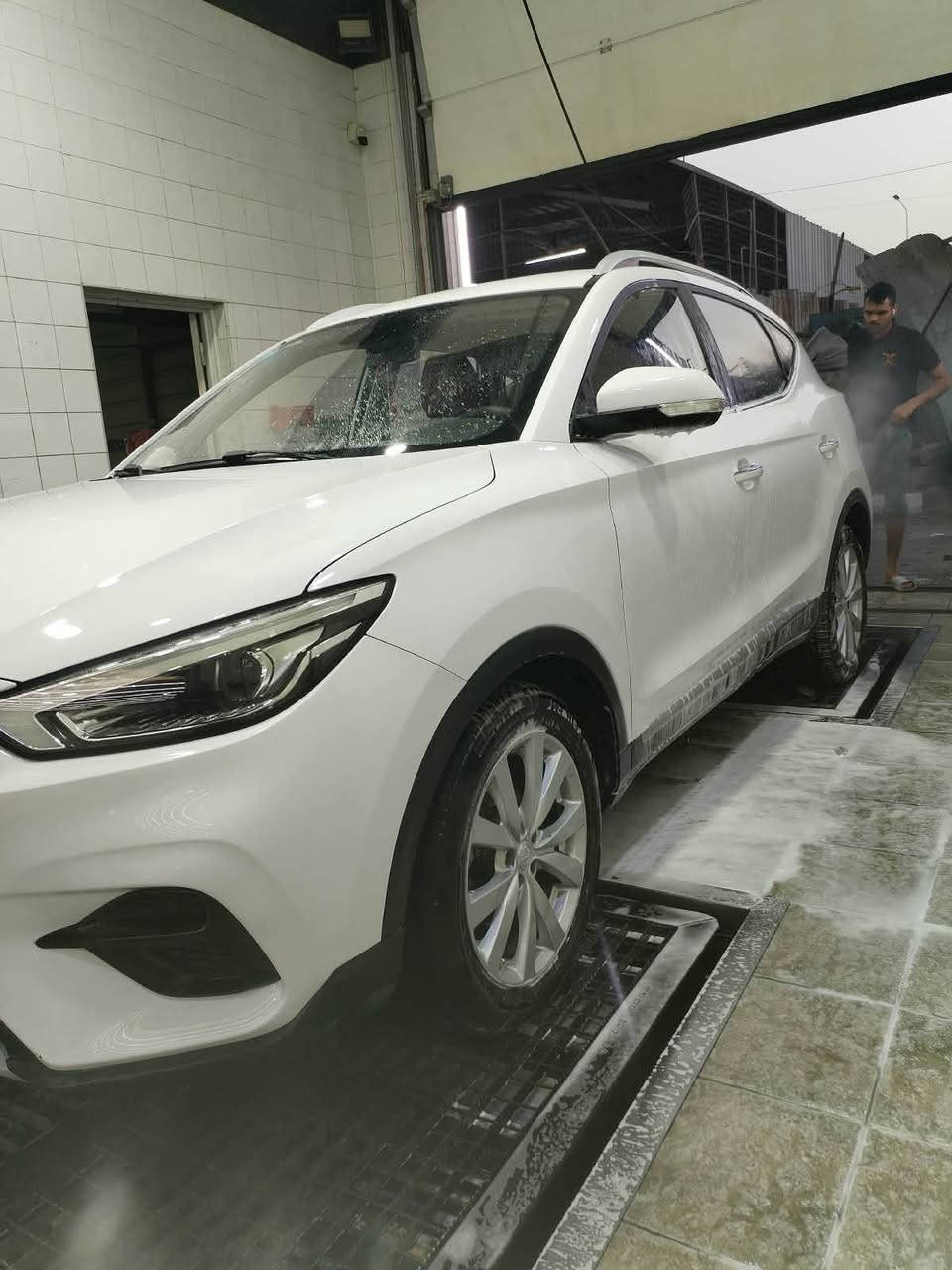 موديل 2021 
 رقم بغداد الجديد الدولي 

مواصفات السيارة
* الموديل MG ZS2021
* محرك: 1500 اقتصادي 
* اللون: ابيض 
* ناقل حركة: أوتوماتيك
*  تشغيل بصمة + دخول ذكي
* بصمة ابواب
* ستيرن جلد ( تحكم جهتين ) 
* حاكية للإتصال والرد على المكالمات
* بلوتوث + USB
* شاشة لمس كبيرة متعددة الوسائط (اندرويد اوتو + كار بلي)
* كامرة خلفية دوارة 
* حساسات خلفية 
* هاند بريك دكمة 
* نظام اوتو هولد 
* نظام نزول منحدرات
* بصمة عدد ( 2 )
* تبريد قطعتين + تدفئة 
* لايت زنون عالي + ناصي
* لدات نهاري 
* بك لايت LED
* مرايا كهرباء + اشارات بالمري 
* كشافات هالوجين
* مثبت سرعة ESP
* مانع انزلاق المكابح APS
* حساسات نظام مراقبة ضغط الإطارات TBMS
* جنوط أصلية 
* ويل كب عدد ( 5 )
* ايرباك AIR BAG عدد ( 2 )
* حاملات اكواب عدد ( 6 )
* سبير منازل من الجنطة ولا مفتوح + المعدات كاملة الأصلية غير مفتوحة

السعر المطلوب (98)
مكان السيارة بغداد / بغداد الجديدة
رقم الهاتف /***********
