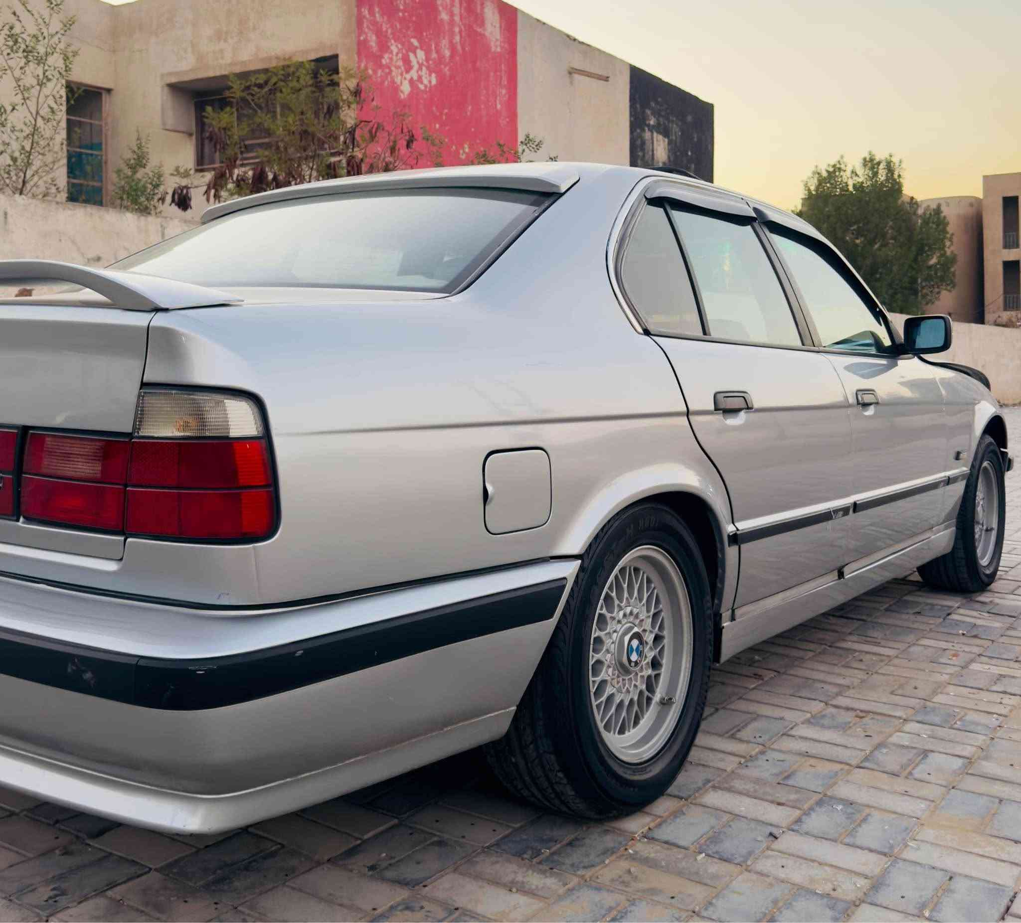 السلام عليكم 
Bmw 525i 1994 وارد يابان 
محرك 25 مسكر تك فانوس
غرفة جلد  وصاج ملكي كهرباء
سلايت 
ويل خلية جديد  اصلي وتخم تاير جديد 
مصبوغ جمالية بدون دكة جاكوج كفاله من الضربة 
دبل جكمجه دبل ايرباك  تلفون  داخل نضيف جدا 100‎%‎ 
صدر امامي خلفي جديد 
السيارة عليها ادامه كاملة رولات وقوايش وراديتر جديد وكلشي بيها ممتاز 
بغداد الكرادة 
***********
للبيع فقط بدون مراوس بغداد, العراق
