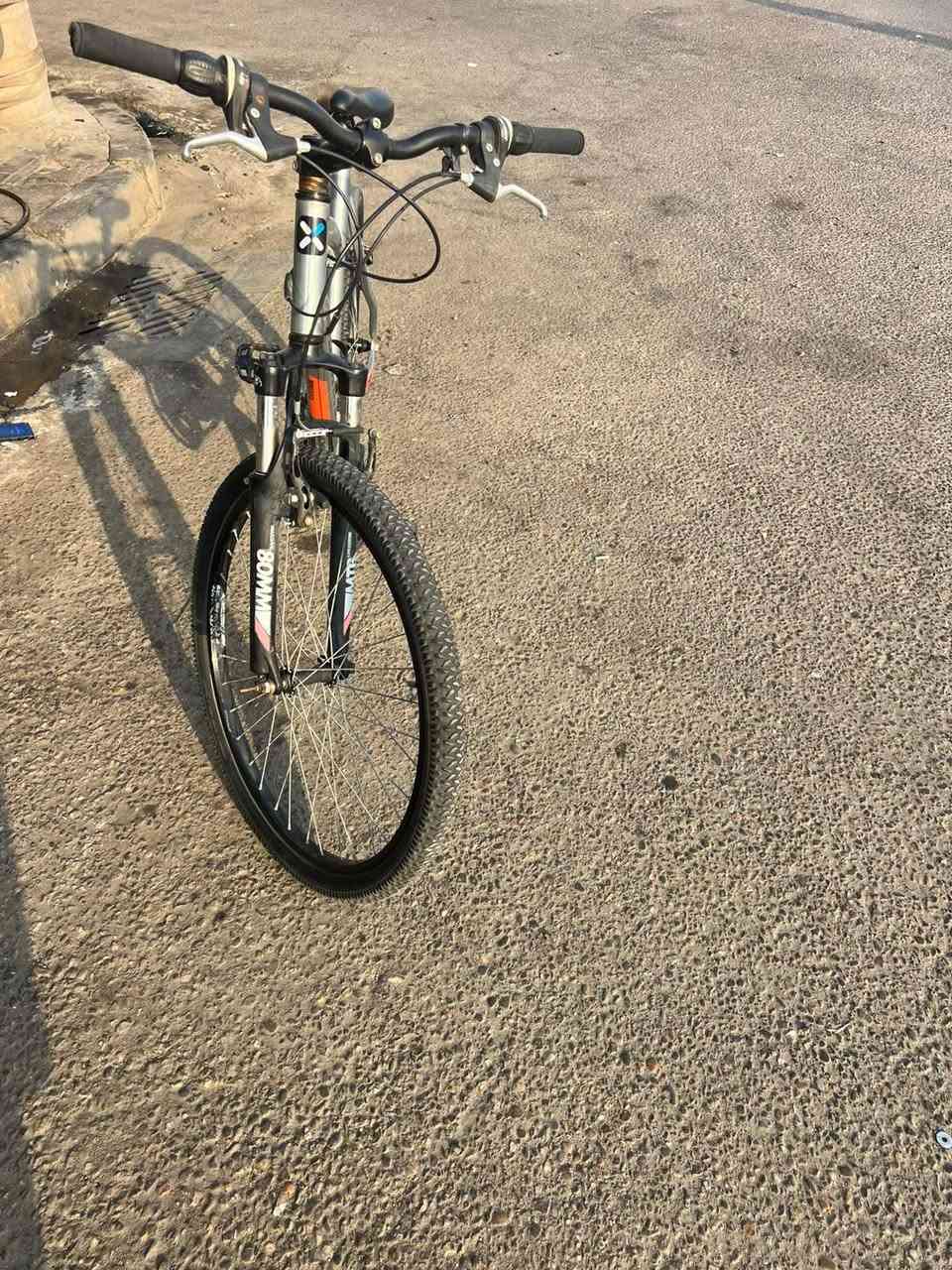 حيث
تمام تتدلل 💪

*مواصفات البايسكل BTWIN:*
- *النوع*: بايسكل جبلي / Mountain Bike
- *الماركة*: BTWIN اصلي
- *الهيكل*: المنيوم خفيف فافون
- *الويلات*: 26 انش
- *السرعات*: 21 سرعة 
- *الدبلات*: امامي + خلفي
- *الحالة*: نضيف بدون اي نقص، جاهز للاستخدام

---

*الاعلان النهائي:*

---
*للبيع بايسكل BTWIN اصلي* 🚴🔥

*المواصفات:*
- هيكل المنيوم فافون خفيف
- 21 سرعة دبل امامي وخلفي
- ويلات 26 انش
- نضيف 100% بدون اي نقص
- جاهز الرياضه والاستخدام اليومي والطلعات

*المكان*: البصرة
*السعر*: 180 الف دينار *وقابل للتفاوض*
*للاستفسار*: 
***********0
(للبيع او المراوس)
