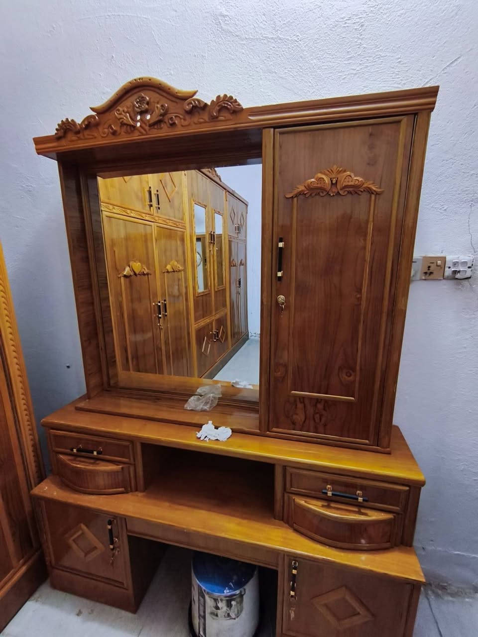 ‎غرفة للبيع جديده ما مستخدمه نجارة عراقيه طابقين مسرح كبير .. 
بيها مجال قليل للتواصل : ***********‎ عمارة, ميسان

