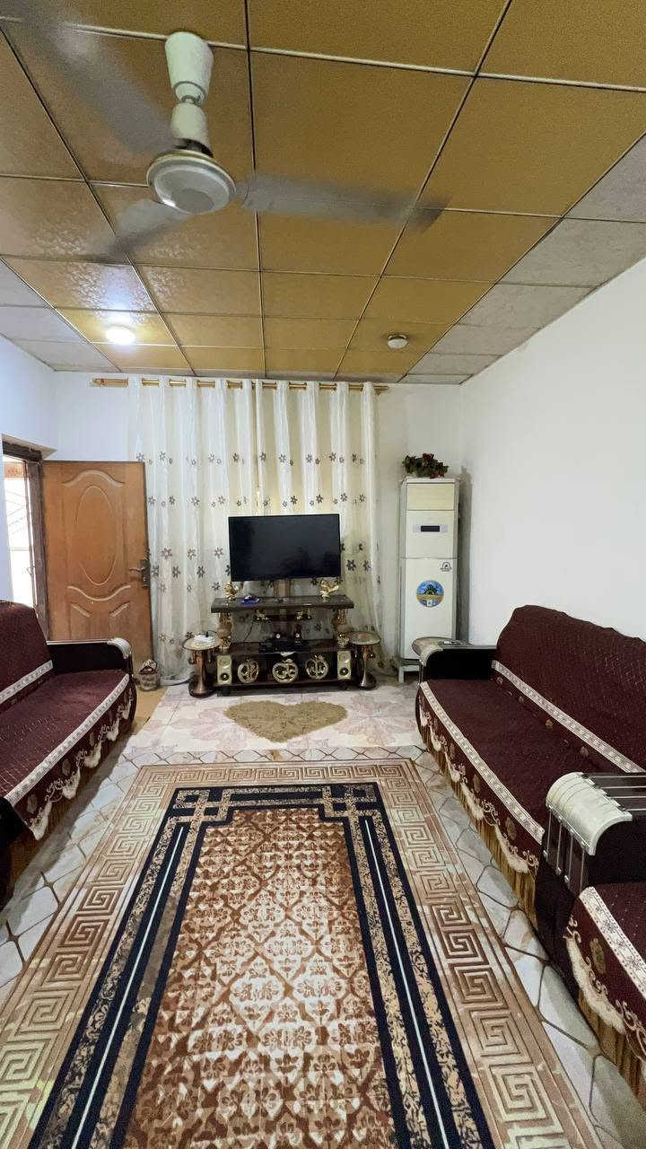 دار سكن بنظام الطابقين بمساحة ٢٠٠ متر 
نوع العقار/ طابو صرف عرصه تحويل مباشر 
…
السعر المطلوب 
 ١٣٠ مليون وقابل للتفاوض 
مع الاثاث والصالون النسائي 
…
الطابق الارضي يحتوي على 
غرفتين منام/صاله/استقبال/مطبخ/صحيات داخليه وخارجيه/صالون نسائي /كراج مسقف 
الطابق الاول يحتوي على 
غرفتين منام/صاله/مخرج سطح
…
الموقع 
ابي الخصيب_الطريق الوسطي_قرب المستشفى الصيني 
يبعد مسافة ٥٠ متر عن الوسطي ومسافة ١٥٠ متر عن سايدين العوجة 
…
للأستفسار 
***********
