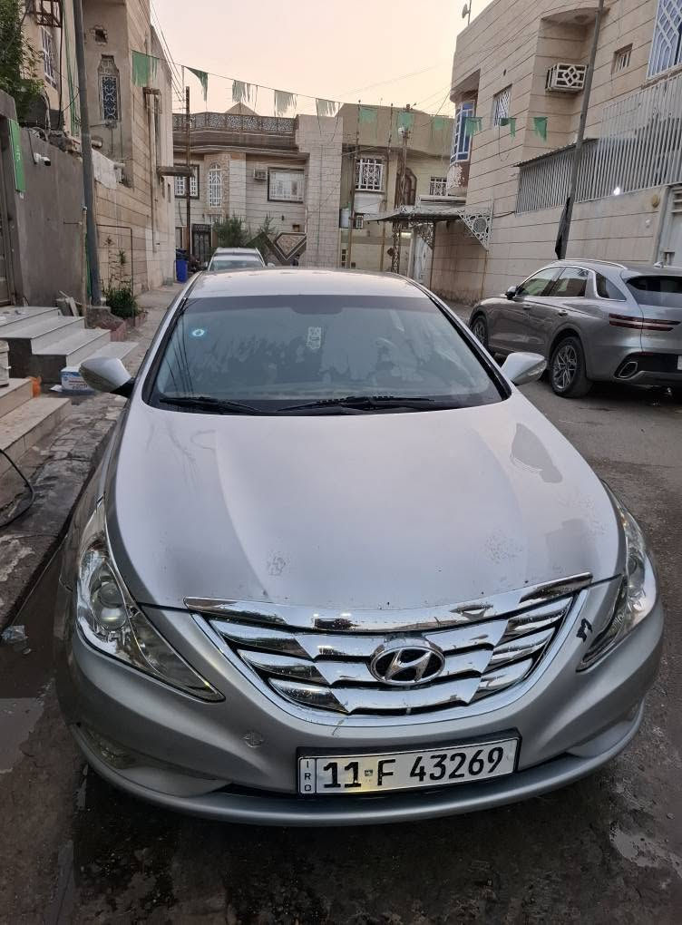 سياره للبيع سوناتا 2010  مضلع وارد كوري مكينه 2000 دوش مكفوله من الضربه بيها طخه بسيطه سياره جاهزه مكينه كير حداديه تبريد كهربائيات كلها جاهزه رقمها بغداد باسمي سنويه ل 2030 السعر 90 العنوان بصره 
للاستفسار *********** البصرة, العراق
