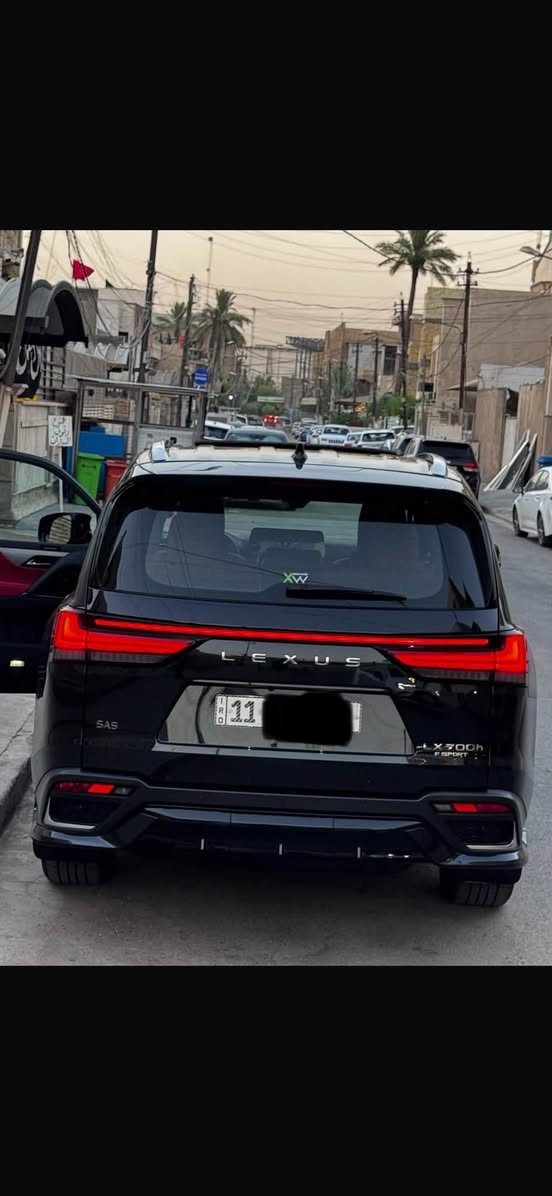 لكزس LX700 موديل ٢٠٢٥
ماشيه ١٢ الف فقط 
شركة ساز ام الضمان 
مواصفاته اعلى فئه F1 
كامرات محيطيه 
داته شو 
صندوق يفتح بالرجل 
رادارات بكل اتجاه 
كامره بالمرايه الوسطيه
٥ راكب 
داخل احمر 
تدفئه تبريد كهرباء خزن ميموري 
بردات 
وبعد هوايه مواصفات 
صار بيه طخه بسيطه بصفحه السايق جاملغ وبابين تبدلت القطع نفس الون اصليه من سياره زيرو تقره بالسونار براغي مفتوحه فقط وصبغ الجاملغ الخلفي بدون دواخل بدون ايرباك ( بيه صفحه ) 
السعر ١١٨ الف ١١ شده و٨٠ ورقه بيع او مراوس 
الكراده ساحه الواثق 
***********
***********
