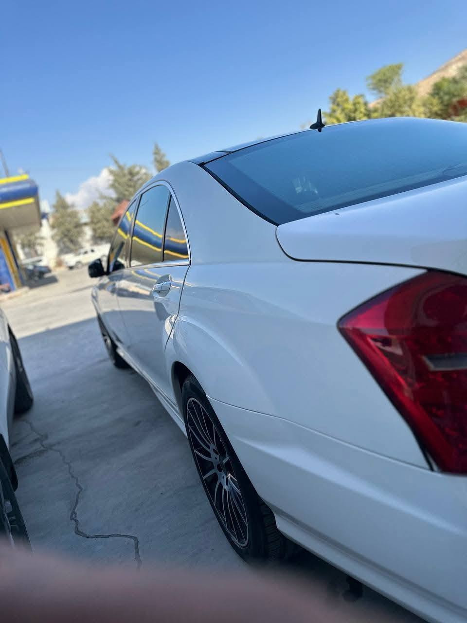 مارسیدس s350     مۆدێل 2011    بیلادی amg  واتە فوڵ فولە  ئەوەلیات بەشەرت  مەنەفێست  هەزەو پاکانیە بەشەرتی هەموو سێتەڕەو مەفرەزەی کودستان   گێرومەکینەو تەقەو ڕەقە بەشەرت   مەکینەی لۆکە تازە گۆریومە   دوپارچە ی گچکە سبوغی ئەوروپی هەییە    ژ.م : *********** سوران, أربيل
