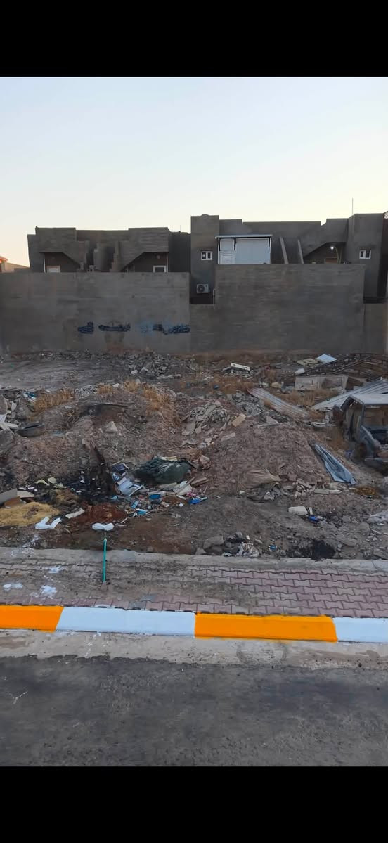 قطعه ارض للبيع 🏠
بموقع ممتاز – تكريت القادسية حي الضباط 

📍 الموقع: منطقه حي الضباط قرب جامع الغفران 
📐 المساحة : 600 م (24x25)

⭕️ملاحظة : تباع منها 200 متر الواجهه 8 النزال 25

مواصفات القطعة :
🔹  شارع 12 
🔹 مكان هادئه جدا 
🔹قرب المدارس 
🔹 قرب جامع 
🔹 الشارع تبليط + مجاري + ارصفه 

الاتصال على الارقام التالية :
📞 ***********
📞 ***********
رابط الانستكرام :
‏https://www.instagram.com/al.sardam?igsh=Z2dsN2IwcHJtOXZr&utm_source=qr

رابط الواتساب :

https://chat.whatsapp.com/FqD6IOEU2o18w21VzbEKCb?s=cl&p=i&ilr=4&amv=2
