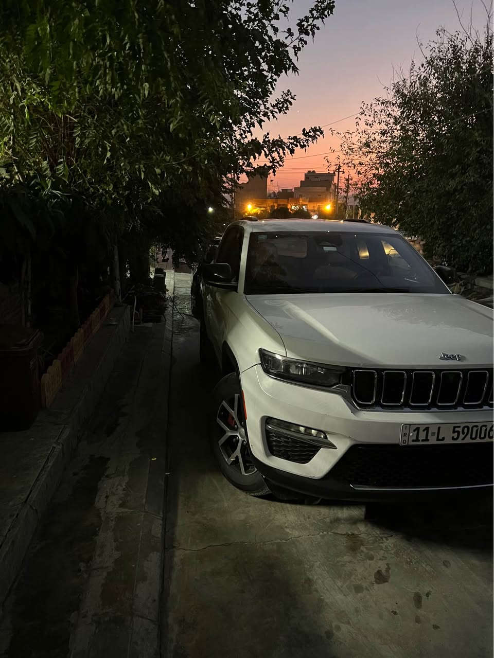 جيب شيروكي موديل 2023 
فول فول موصفات بس ماعده البنوراما 
ممشه السياره 60000 km 
ضرر السياره جاملغ وبنيد 
جاملغ صبغ فقط و البنيد مبدل اصلي 
رقمها بغداد شرط التحويل 
عنوان سياره سليمانيه 
سعر السياره 280
للستفسار 
*********** 
*********** السليمانية, العراق
