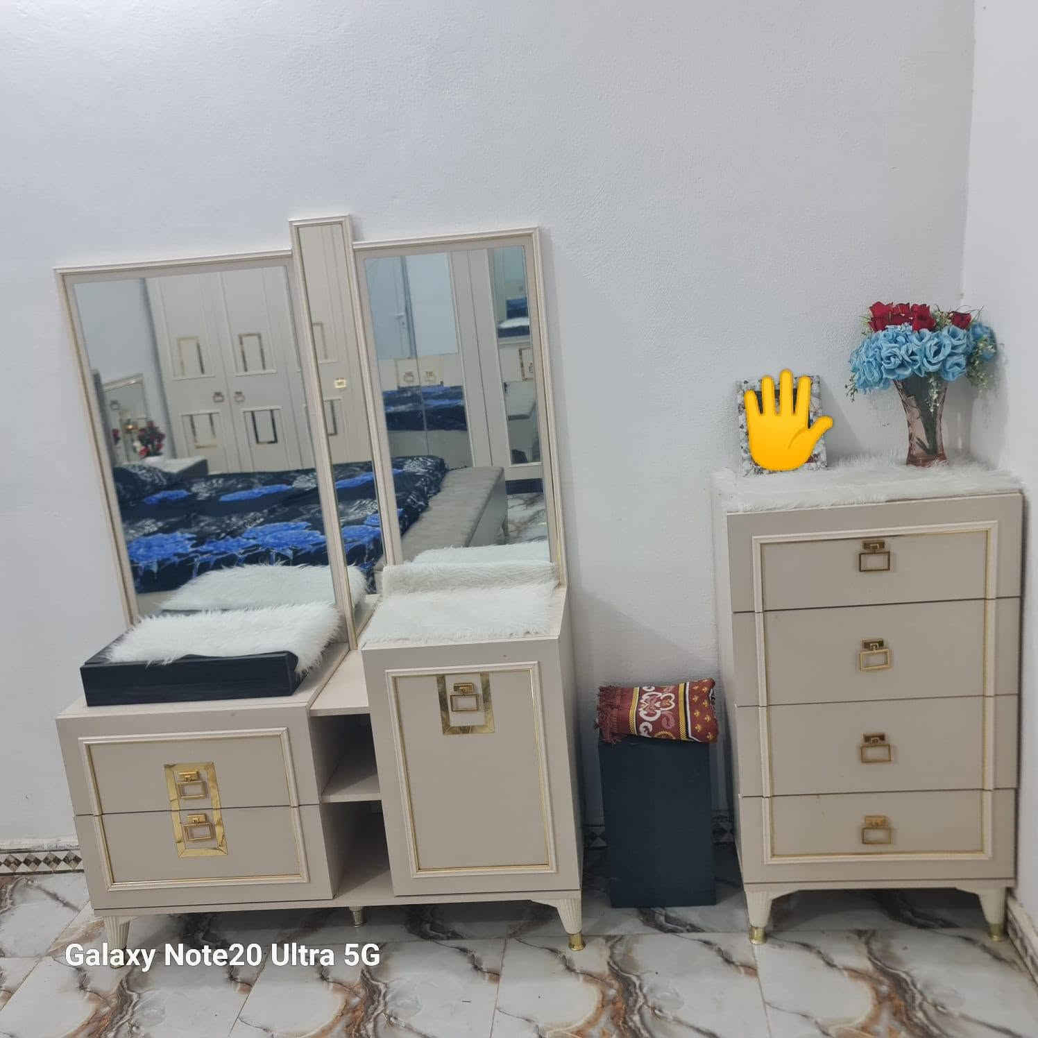 قرفه نوم للبيع تركي جديده مستخدمه شي قليل مكان لعنبكيه ناحيه سلام ستفسار خاص او وتساب ***********

نص مكتوب في الصور:
- Galaxy Note20 Ultra 5G