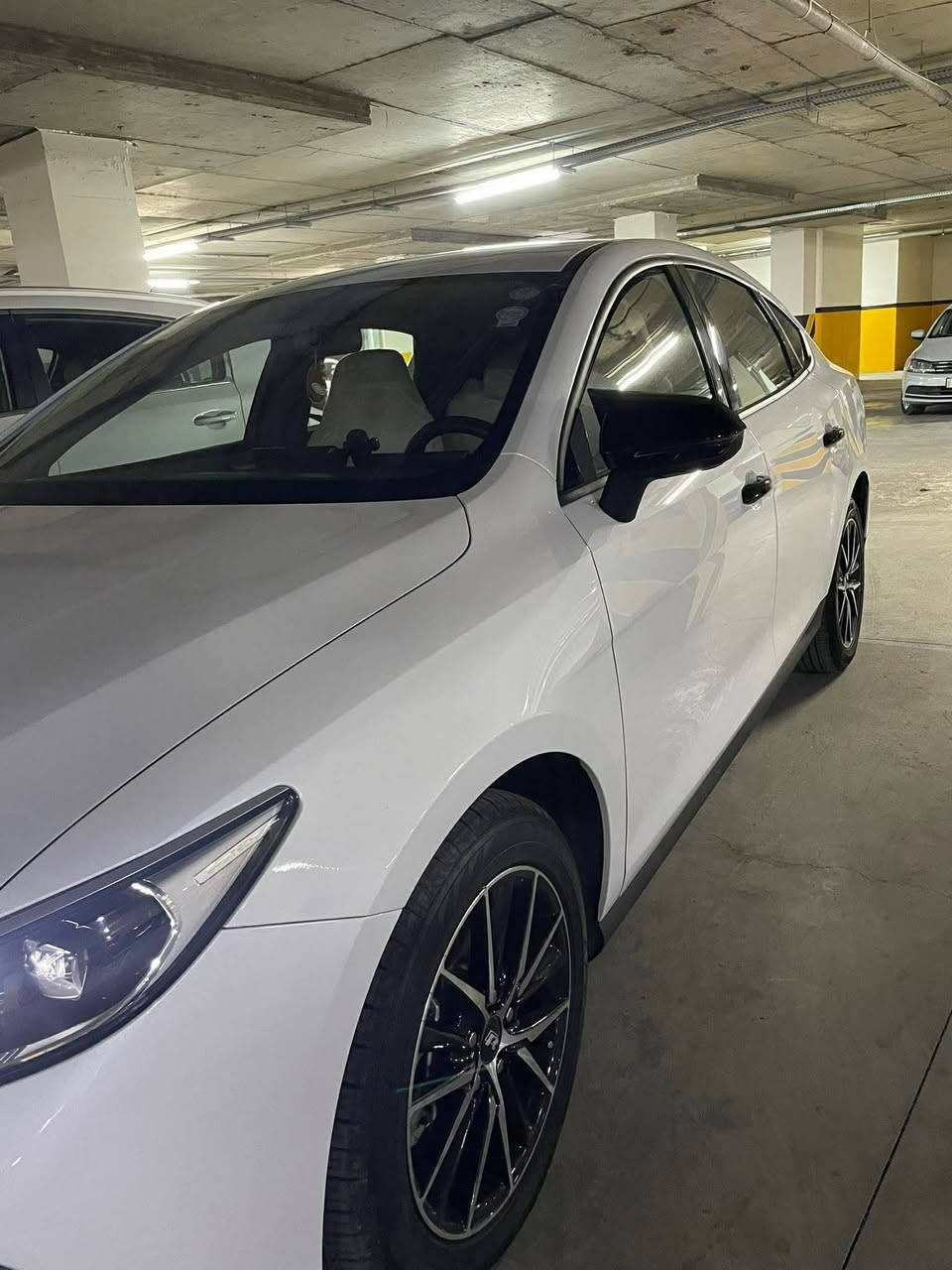 بۆ فرۆشتن: BYD Qin Plus 2025
سەیارەیەکی ئابووری، مۆدێل بەرز و زۆر پاک!
 مۆدێل: BYD Qin Plus
 ساڵ: 2025
  ڕەنگ: سپی(ناو زەرد - جلد)
 مەودای ڕۆیشتن: 11,500 کیلۆمەتر
  جۆری بزوێنەر: هایبرید (کارەبا و بەنزین)
تێبینی لەسەر لەش و لار و پێکهاتە:
  ویلەکانی گۆڕاوە و ریمی بۆ دانراوە.
  چاملغی سەرەوە یەک لەیدرانی هەیە (نزیکەی ١ بستی سبخ و ١ بستی سندوقی مەحجوونی هەیە).
  بێ ژوورە و بێ ئەیرباگە.
  بە شەرتی فەحس و سۆنەر.
 موسەفەقاتەکان:
 سیستەمی سەلامەتی: Auto Brake (ڕاگرتنی خۆکار).
 فێنککەرەوە و گەرمکەرەوە: تەبریدی مەرکەزی + ساردکەرەوە و گەرمکەرەوەی کورسی.
تەکەنۆلۆژیا: شاشەی گەورە، پۆرتی Type-C، وایەرلێس چارجەر.
کۆنتڕۆڵ: ٢ سویچی زیرەک + کارتی تایبەتی BYD.
شوێن هەولێر 
سعر  129 $ مجال
7825412184

🚘 **للبيع BYD Qin Plus 2025**

▫️ موديل: 2025
▫️ الممشى: 11,500 كم
▫️ هايبرد (بنزين + كهرباء)
▫️ اللون: أبيض، داخلية جلد أصفر
▫️ اقتصادية ونظيفة جداً

**المواصفات:**
✅ شاشة كبيرة
✅ شحن لاسلكي + Type-C
✅ تبريد وتسخين المقاعد
✅ تكييف مركزي
✅ Auto Brake
✅ 2 مفتاح ذكي + كارت BYD

**ملاحظات:**
🔹 الرنكات مبدلة
🔹 صبغ في الجاملغ العلوي فقط، تقريباً بسطين (واحد سبخ وواحد صندوق محجوني)
🔹 بدون ضربة شاصي وبدون إيرباغ
🔹 البيع بشرط الفحص والسونار
سعر 129 $ مجال
📍 الموقع: أربيل
📞 ***************
