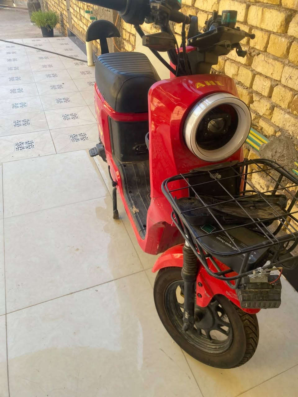 باسكل شحن R9 للبيع 🛵
موديل 2026، قبل شهرين طالع من المعرض.
نظيف 100/100، البطاريات أصلية ونظيفة، وما ناقصه أي شي.

⚠️ بيه بس كسر بسيط بالكفر الأمامي.

💰 السعر: 350 وقابل للتفاوض البسيط.
📍 المكان: كربلاء – طويريج
📞 للتواصل: ***********
