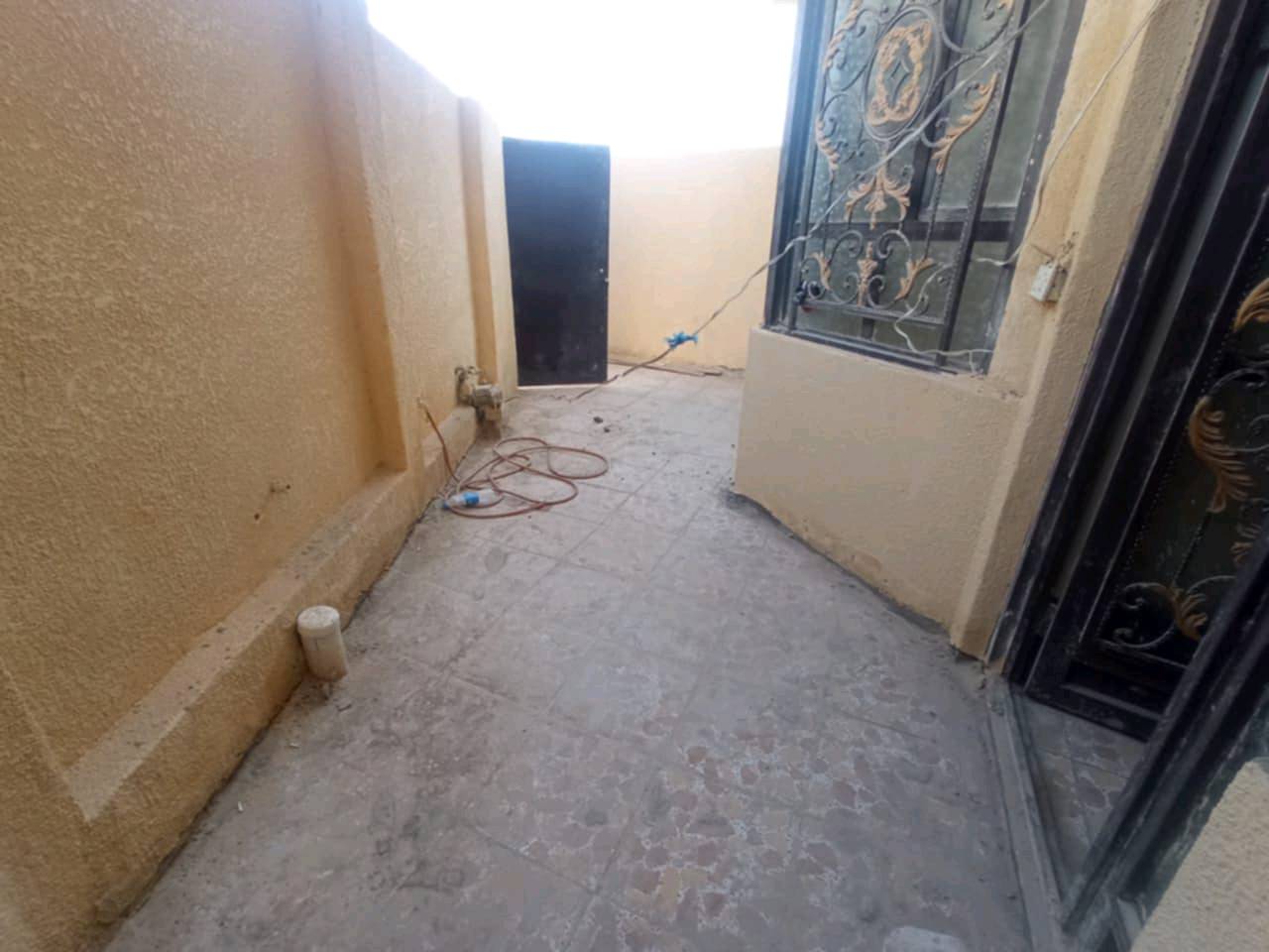 السلام عليكم بيت للبيع كربلاء حي العباس الفرع الثالث قريب على الحولي المساحه 100 متر واجهيه 10 ونزال 10 طابق ونص ركن غرفه واستقبال و3 مجاميع صحيه وصاله جوه وصاله وغرفه جديده فوك منور وسطاني بناء طابوك وكونكريت مسلح سند 25 لل استفسار المراسله خاص او الاتصال على الرقم ***********
