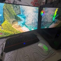 Pc للبيع مع ملحقاته.  —————————————————— الكيس يحتوي على 5 مراوح واضاء...