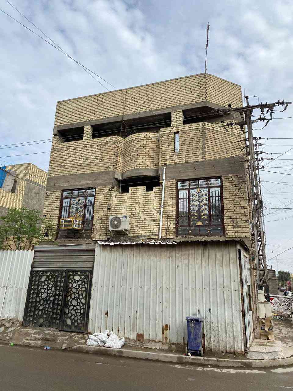 🏡 بيت للبيع - الكمالية / المعوقين
📍 الموقع: الكمالية - المعوقين - شارع الوازات
📐 المساحة: 100 متر مربع
🏠 البيت ركن
📄 السند: طابو صرف

مواصفات البيت:
🔹 7 غرف نوم
🔹 3 حمامات
🔹 4 صحيات
🔹 استقبال
🔹 هول
🔹 عدد 2 محل بالواجهة

للاستفسار والتواصل:
📞 ***********
📲 واتساب متوفر

وفق الله الجميع.
