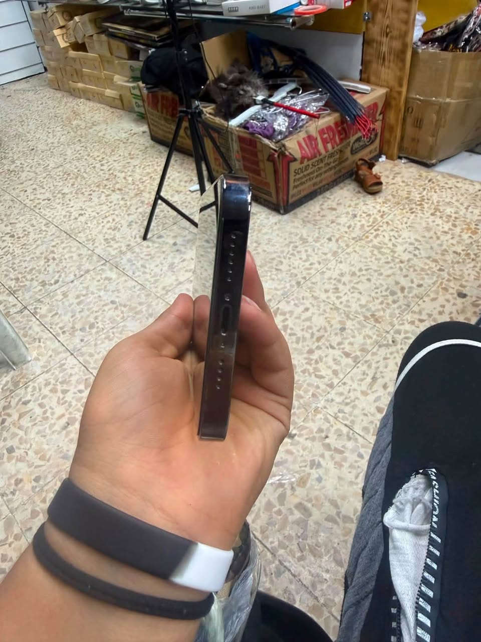 ايفوان 13برو ماكس جهاز حيل نضيف جهاز كامل بلاد شرط الفحص بطاريه 86بلاد ذاكرة 256جهاز    تك سيم جهاز ستخدام بيت عنوان كركوك   رقم للهاتف ***********سعر 780وبي مجال للطيبين

نص مكتوب في الصور:
- كما هو الحال مع البطاريات القابلة لإعادة الشحن، بطارية الهاتف قابلة للاستهلاك وتصبح أقل فاعلية مع الوقت. معرفة المزيد...
- 86%
- الحد الأقصى للقدرة
- هذا قياس لقدرة البطارية مقارنة بقدرتها عندما كانت جديدة. قد تتسبب القدرة المنخفضة بتقليل ساعات الاستخدام بين عملية الشحن والأخرى.
- أقصى قدرة للأداء
- ستساعد الأنظمة المضمنة في النظام والمكونات في تخفيف آثار الأداء التي قد تلاحظها أثناء التقدم الكيميائي في عمر بطارية iPhone.
- شحن البطارية المحسن
- للحد من استنزاف عمر البطارية، يتعلم ال iPhone من عادات الشحن اليومية، بحيث ينتظر ولا يتجاوز %80 حتى يحين موعد حاجتك إلى استخدامه.
- الشحن بالطاقة النظيفة
- في منطقتك، سيحاول iPhone التقليل من البصمة الكربونية من خلال انتقاء وقت الشحن الذي تتوفر فيه كهرباء بانبعاثات كربونية منخفضة. يتعلم iPhone من عادات الشحن اليومية، بحيث لا يشحن بالكامل حتى يحين موعد حاجتك إلى استخدامه. معرفة المزيد...