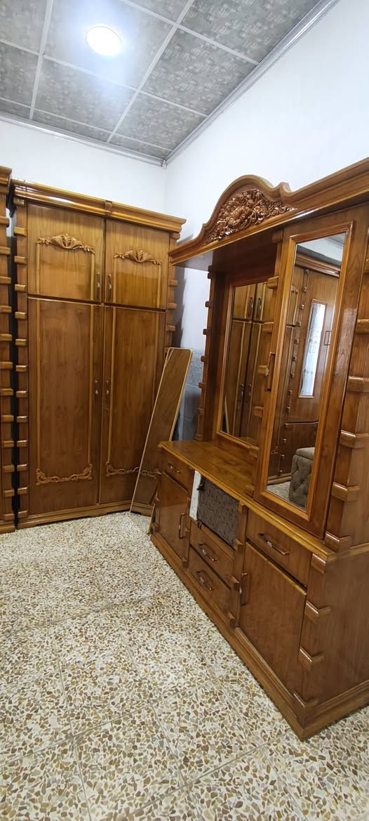 السلام عليكم
السلام عليكم غرفه نوم حجم ثقيل فصال 
درجه اولى جديده ما مستعمله غير شهر زمان 
الرايده يجي خاص سعر خاص خشب زان 
فقط بس الشراي ينتصل او يطب خاص 
الاتصال على رقم التلفون وكذلك بو واتساب 
***********📞
📞
📞
