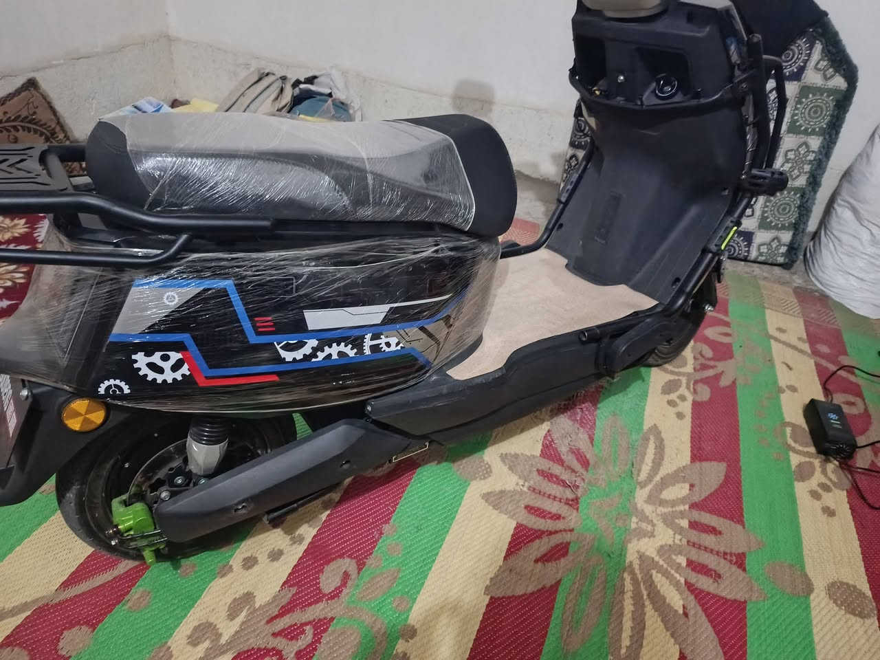 سلام عليكم دراجه شحن للبيع سرعه 80 حقيقي سته باتري اكبار الدراجه جديده بمعنى الكلمه صار تلث أشهر من ماخذهاا  سعرهاا 800  *********** اتصال واتساب
