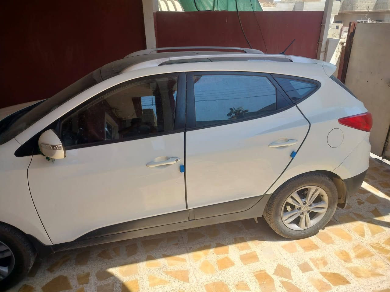 سلام عليكم 
السعر 140 وبيها مجال
مكلف بالنشر الاتصال على صاحب السيارة فقط
بيع مستعجل
توكسون ٢٠١١ للبيع 
المواصفات 
بانوراما 
اشاير بالمري
كشن جك 
كير محرك شرط رقم اربيل الجديد سنوية 
لي ٢٠٣٠ كابون بانزين بيها 
السيارة بدون صبغ بدون تبديل بيها بارد كد شبر يم قبغ البنزين وكرت يم الرقم بالجنطة 
للتواصل ***********
            ***********
