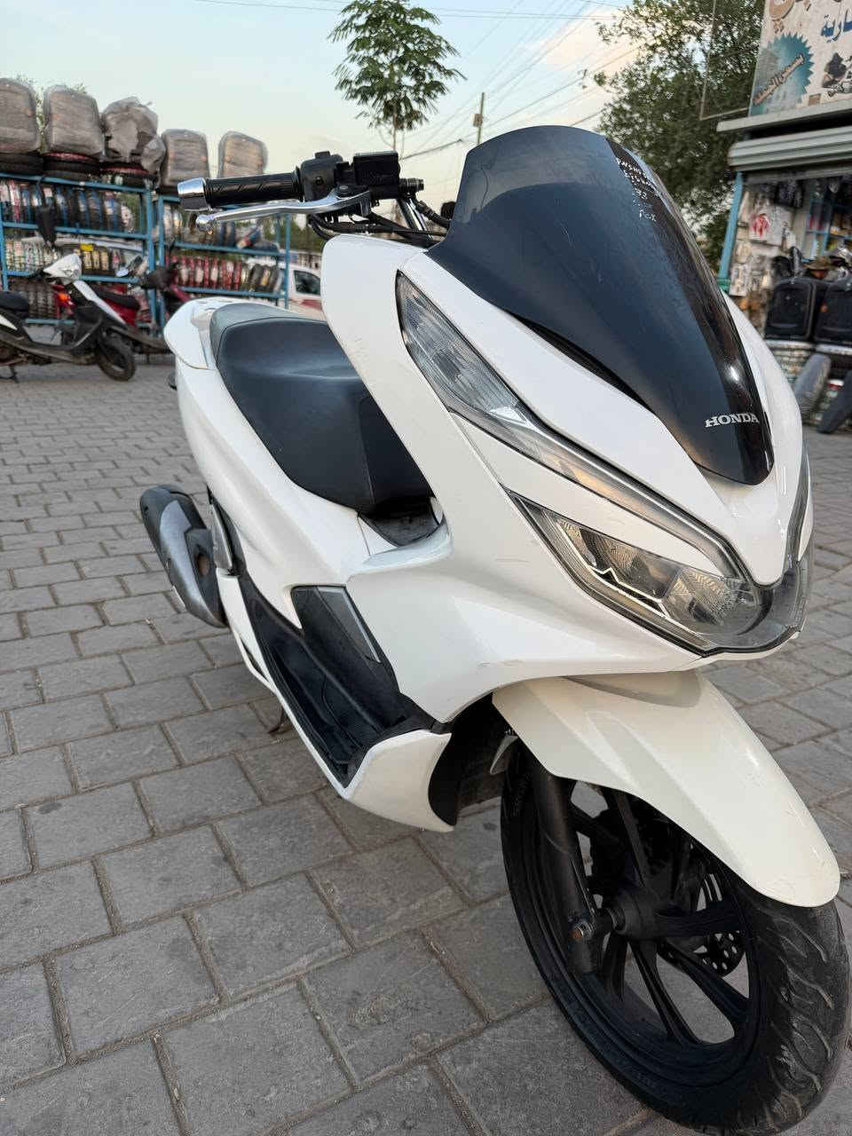 ‏سلام عليكم
‏جيل ثالث كوري PCX
‏مكينه 125 
‏ماشيه 27 الف
‏مكفوله كفر ومكينه 
‏دراجه جديده مابيها نقص 
‏السعر 13 ونص ورقه 
‏العنوان بغداد حي البتول قرب فلكه حي النصر
‏واتساب اتصال *********** 📱
‏
