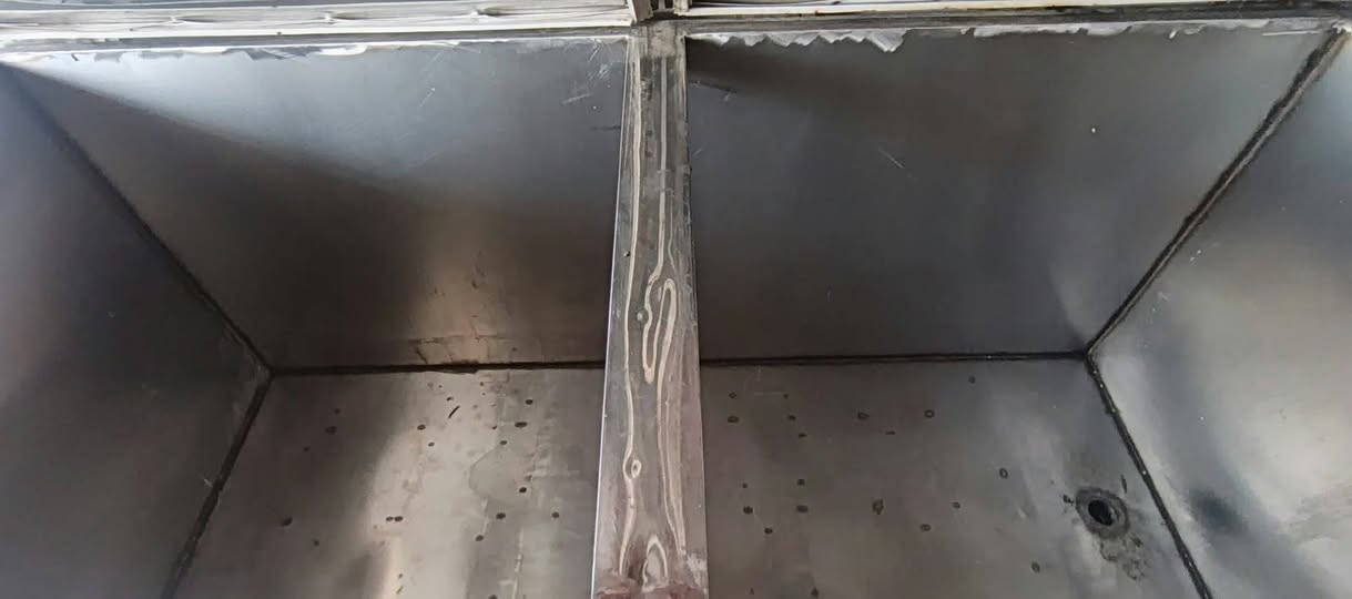 السلام عليكم 
عندي هاي 
المجمده ستيل اصلي غذائي 
تفصال الطول ٢ متر والعرض ٩٠
بكس بس تثليج مال لحوم 
بابين فقط 
السعر مليون و٥٠٠الف وبيها مجال 
العنوان الدورة الرقم ***********

