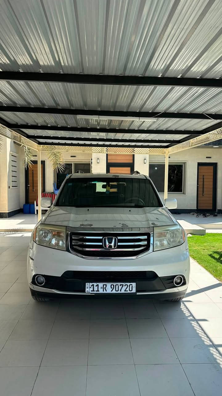 السلام عليكم ورحمة الله وبركاته
هـوندا بايلوت ٢٠١٤ للبيع 

🚙 المحرك والأداء
* المحرك: V6 بنزين i-VTEC
* السعة: 3.5 لتر 
* القير: أوتوماتيك 5 سرعات مع Grade Logic Control
* نظام VCM: إلغاء تنشيط بعض الأسطوانات لتقليل استهلاك الوقود.

🛞 الدفع والسحب

* السيارة نظام 2WD (سحب أمامي)
* نظام VTM-4 يوزع العزم على العجلات الخلفية عند الحاجة.

🛋️ الداخلية والراحة — Touring

* مقاعد جلدية.
* مقاعد أمامية مدفأة.
* كرسي السائق كهربائي مع ذاكرة وضعيتين.
* كرسي الراكب الأمامي كهربائي.
* مكيف أوتوماتيك 3 مناطق.
* تحكم بالمكيف للصفوف الخلفية.
* فتحة سقف كهربائية.
* ستائر شمسية للصف الثاني.
* مقود مكسو بالجلد.
* مرآة داخلية أوتوماتيك التعتيم.
* مرايا جانبية كهربائية ومدفأة مع ذاكرة وإشارات انعطاف. 

🎵 الترفيه والشاشة

* شاشة 8 إنش عالية الدقة.
* نظام ملاحة Honda Satellite-Linked Navigation.
* كاميرا خلفية متعددة الزوايا.
* نظام صوت Premium بقوة 650 واط.
* 10 سماعات مع Subwoofer.
* ذاكرة صوت HDD بسعة 15GB.
* CD / AM / FM / XM حسب تجهيز السوق.
* نظام DVD Rear Entertainment System للركاب الخلفيين.
* شاشة ترفيه خلفية.

‏🅿️ الأمان والمساعدة

* حساسات اصطفاف أمامية وخلفية.
* كاميرا خلفية متعددة الزوايا.
* نظام مراقبة ضغط الإطارات TPMS.
* ABS.
* نظام الثبات الإلكتروني.
* Traction Control.
* عدة وسائد هوائية.
* نظام إنذار.
* مثبت سرعة.
* مرايا بإشارات انعطاف.
* نظام مراقبة النقطة العمياء غير متوفر في هذا الجيل. 

📦 الحجم والمقاعد

* 8 ركاب.
* 3 صفوف.
الممشى: 132,107Km
الضرر : باب الجنطة تعديل بدون بدون تبديل صور الحادث مرفقه مع المنشور 
السعر : 140 وبيها مجال
مكان السياره : محافظة صلاح الدين قضاء الضلوعيه 
للأستفسار: ***********
***********
