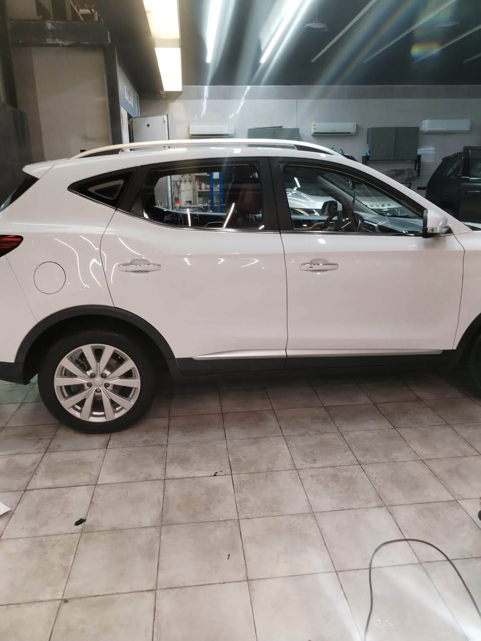 MG نوع ZS موديل  
 رقم بغداد الجديد الدولي 

مواصفات السيارة
* الموديل MG ZS2021
* محرك: 1500 اقتصادي 
* اللون: ابيض 
* ناقل حركة: أوتوماتيك
*  تشغيل بصمة + دخول ذكي
* بصمة ابواب
* ستيرن جلد ( تحكم جهتين ) 
* حاكية للإتصال والرد على المكالمات
* بلوتوث + USB
* شاشة لمس كبيرة متعددة الوسائط (اندرويد اوتو + كار بلي)
* كامرة خلفية دوارة 
* حساسات خلفية 
* هاند بريك دكمة 
* نظام اوتو هولد 
* نظام نزول منحدرات
* بصمة عدد ( 2 )
* تبريد قطعتين + تدفئة 
* لايت زنون عالي + ناصي
* لدات نهاري 
* بك لايت LED
* مرايا كهرباء + اشارات بالمري 
* كشافات هالوجين
* مثبت سرعة ESP
* مانع انزلاق المكابح APS
* حساسات نظام مراقبة ضغط الإطارات TBMS
* جنوط أصلية 
* ويل كب عدد ( 5 )
* ايرباك AIR BAG عدد ( 2 )
* حاملات اكواب عدد ( 6 )
* سبير منازل من الجنطة ولا مفتوح + المعدات كاملة الأصلية غير مفتوحة

السعر المطلوب ( 103)
مكان السيارة بغداد / بغداد الجديدة
رقم الهاتف /***********
او مراوس حسب القناعة
