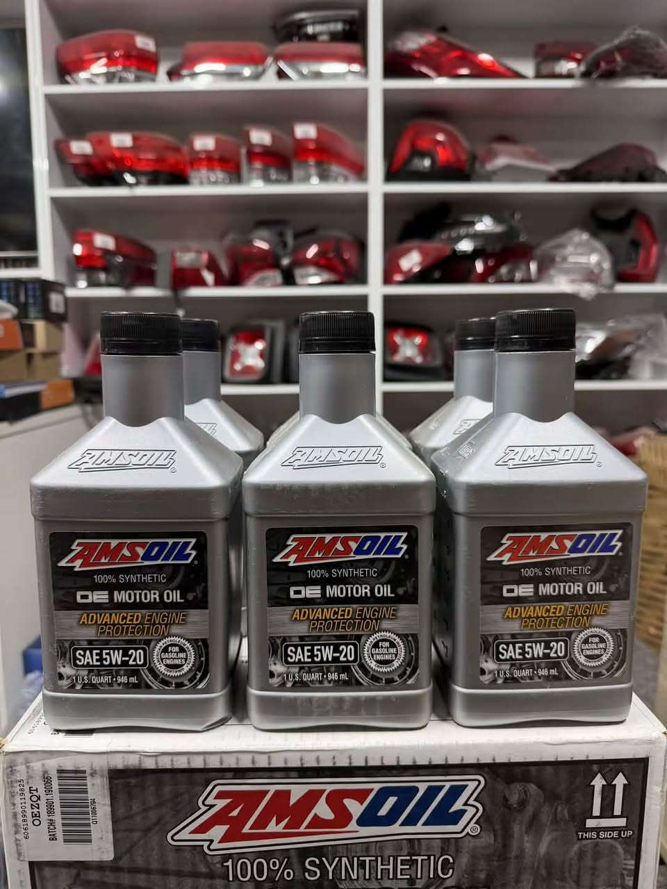 مجمع مصطفى العكايشي
زيت محرك تخليقي بالكامل امزويل فئة التوقيع AMSOIL Signature Serie

تُعد زيوت AMSOIL Signature Series من أفضل زيوت المحركات التخليقية في العالم، إذ تم تطويرها لتوفير حماية متقدمة للمحركات الحديثة العاملة بالبنزين وبتقنية الشحن التوربيني (Turbo) أو الحقن المباشر (GDI).
تم تصميمها لتلبية أو تجاوز متطلبات GM dexos1™ Gen 2 ومعايير API SP / ILSAC GF-6A، مما يجعلها مناسبة لمجموعة واسعة من السيارات الحديثة.

مواصفات ومميزات المنتج (بحسب الشركة المصنعة):

حماية للمحرك بنسبة 75% أكثر ضد التآكل وفقدان القوة مقارنة بالزيوت التقليدية.

قدرة تنظيف أعلى بنسبة 50% من زيت AMSOIL OE Motor Oil للحفاظ على نظافة المحرك الداخلية.

يحمي الشواحن التوربينية بنسبة 72% أفضل من الحد الأدنى المطلوب وفق اختبار GM dexos1 Gen 2.

قوة تحييد أحماض بنسبة 28% أعلى من زيت Mobil 1 Annual Protection، مما يطيل عمر الزيت والمكونات الداخلية.

ضمان حماية حتى 25,000 ميل أو سنة كاملة من الاستخدام.

معتمد من خبراء بناء المحركات ويستخدم من قبل محترفي الأداء العالي.

المزايا التقنية:

تركيبة تخليقية بالكامل تقلل الاحتكاك وتحسن كفاءة استهلاك الوقود.

مقاومة عالية للأكسدة والحرارة للحفاظ على ثبات اللزوجة.

تمنع تكون الرواسب وتحد من تراكم الكربون داخل المحرك.

أداء ممتاز في درجات الحرارة العالية والمنخفضة لضمان تشغيل سلس في كل الظروف.

الأنواع المتوفرة:

AMSOIL Signature Series 0W-20 100% Synthetic Motor Oil

AMSOIL Signature Series 5W-30 100% Synthetic 
Motor Oil

AMSOIL Signature Series 0W-40 100% Synthetic 
Motor Oil

نص مكتوب في الصور:
- مجمع مصطفى العكايشي للأدوات وصيانه السيارات الأمريكي ***********