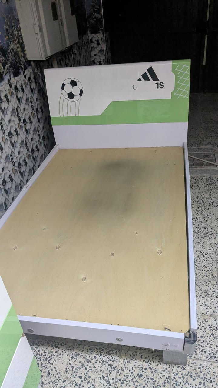 ***********للبيع تخت نفر ونص مع دوشك
وميز تواليت وكرسي واتساب ***********
