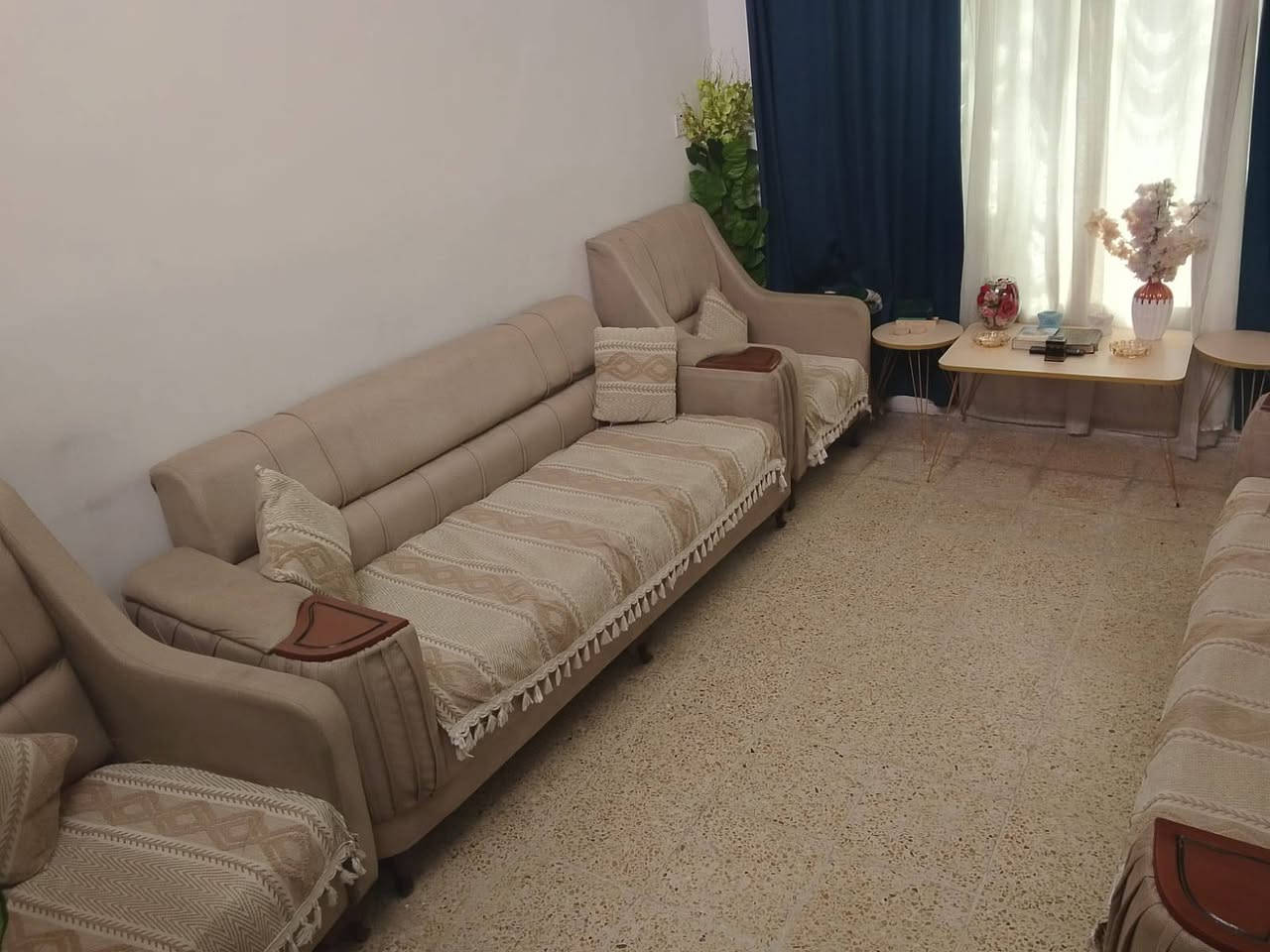 سلام عليكم تخم 8 مقاعد للبيع جديد كلش مابي ايضرر 
ستعمال قليل السعر 350 العنوان بغداد الشعب
