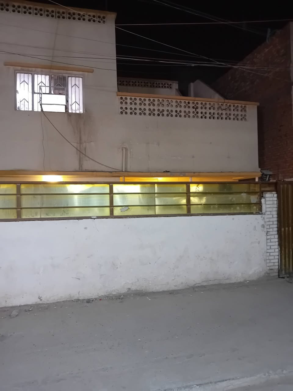 دار للبيع المساحة ١٦٠م الواجهة ١٠م الموقع الكرادة الزوية قرب جامع الزوية سند مستقل باسم شخص واحد علما كهرباء المنطقة ٢٤ساعة  ***********واتساب
