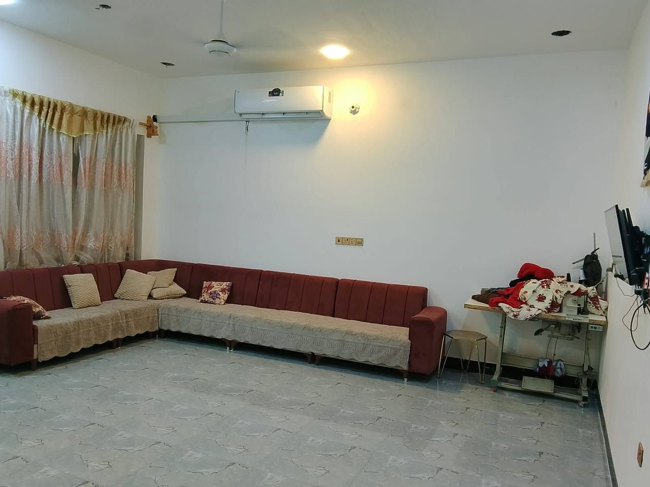 السلام عليكم بيت زراعي ببدعة الرحمه قريب على الشهداء مساحته 200متر بناء حديث كونكريت واجهه 10والنزال 20 متكون من غرفتين وصاله ومطبخ واستقبال وحمامات داخليه وخارجيه ومنورين للاستفسار الاتصال على الرقم ***********
