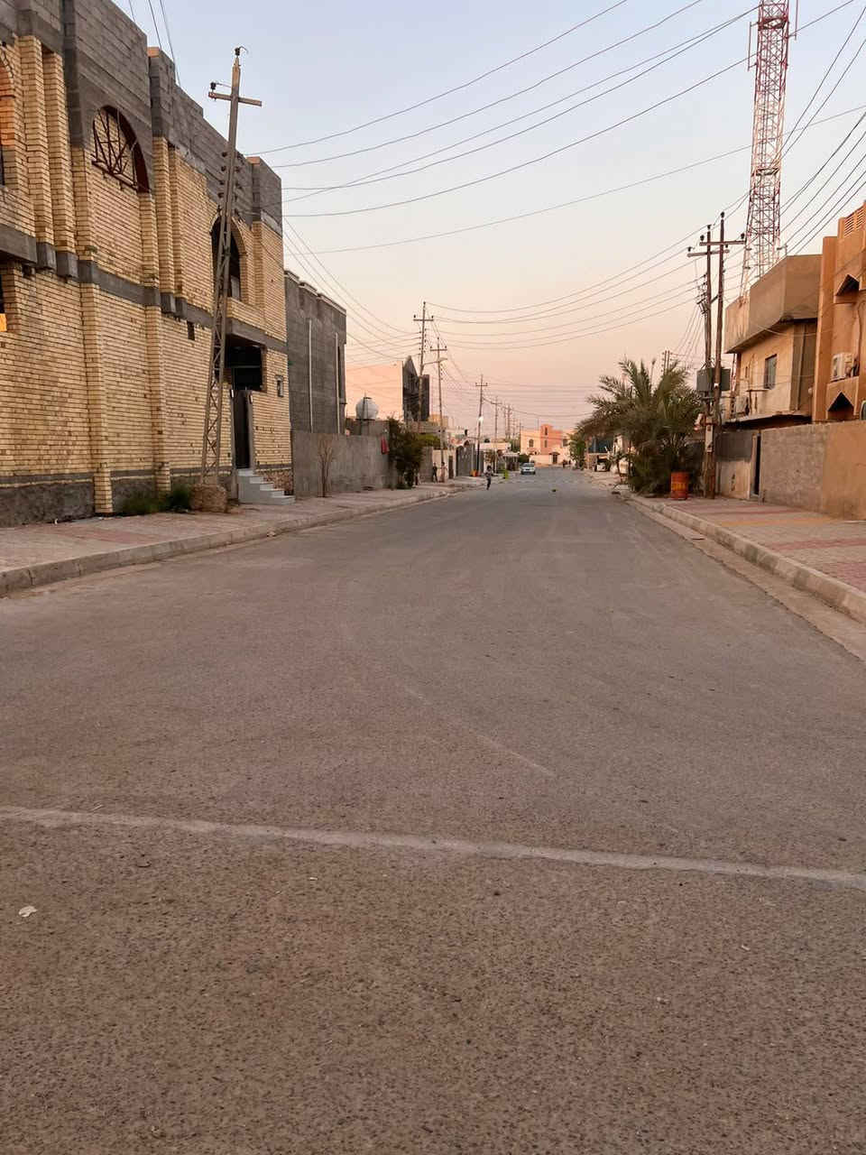 دار للبيع طابقين في الخالديه.حي الشهداء. نهايةشارع جامع ذو النورين .شارع 15 متر.المساحة 275 متر..الطابق الاول يحتوي على استقبال وصاله كبيره ومطبخ وغرف نوم عدد 2.ومجموعة صحيات خارجيه وداخليه.وحديقه. الطابق الثاني يحتوي على غرف نوم عدد 2 وصاله كبيره ومجموعة صحيات.الدار أرضيته مرمر للطابقين.للاستفسار عن السعر.الاتصال واتساب ***********
