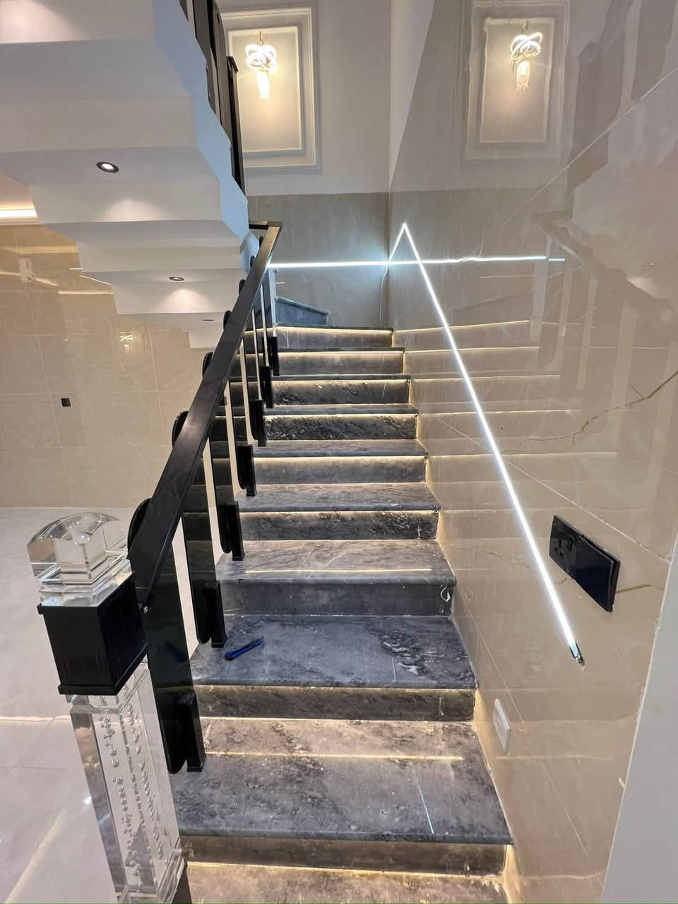 ‏100 متر للبيع🏠🙋‍♂️

‏حي الجهاد مربع الأمانة خلف كاتب عدل📍

‏الموقع مميز🤌🤌

‏مقابل الدار سياج فقط مال مدرسة

‏عرض الشارع 12 متر جدا هاديء🤩

‏البناء حديث غير مسكون

‏يحتوي الدار على👇

‏مدخلين صالة + مطبخ + مطبخ حار

‏+ حمام وغرفة نوم في الطابق الأرضي

‏الطابق الثاني👇

‏يحتوي على غرفتين نوم + حمام

‏*********** ☎️
