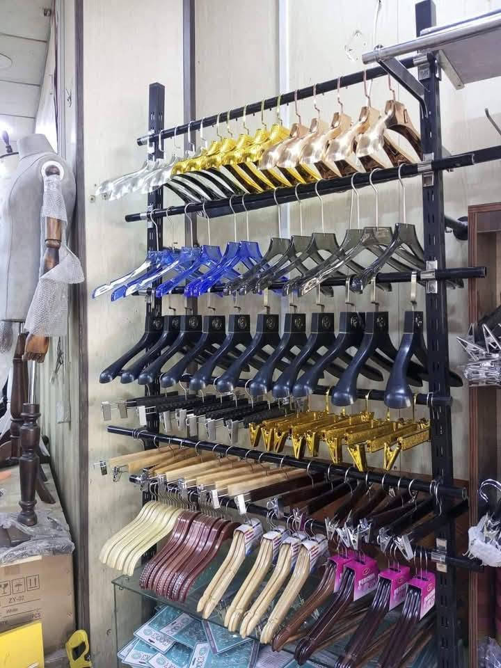 استفسار حجز واتساب
***********
رفوف 
استاندات 
تعاليك نسائي ، رجالي ، اطفال
