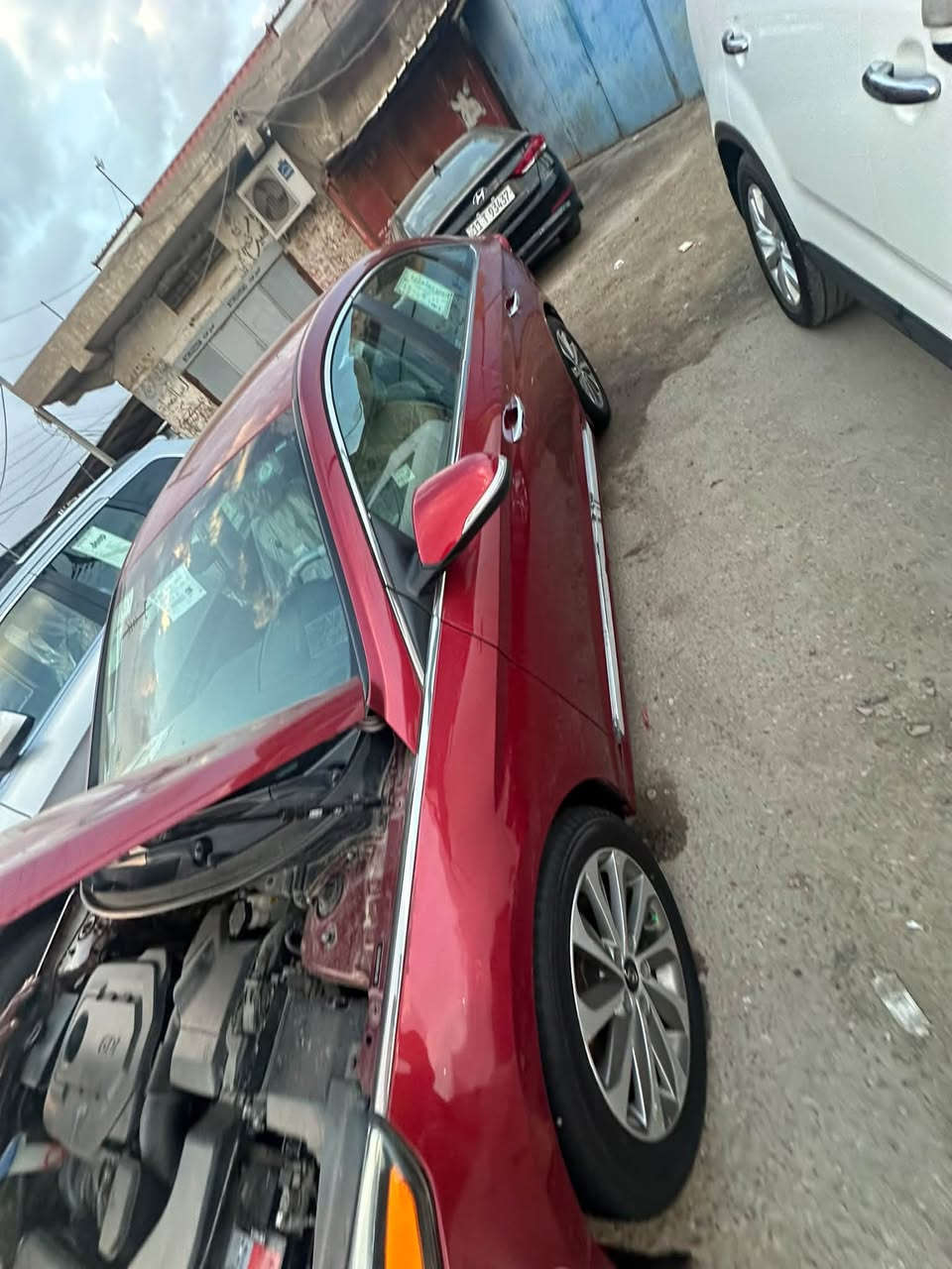 تحيه طيبه
هيونداي سوناتا 2016 فئه السبورت 
فول فول مواصفات عدا الفتحه 
تحكمات ستيرن رادار بالمري كشنات تدفئه 
جنطه تفتح من تقرب البصمه يمها ذكيه 
قطعتين تبريد مو قطعه وحده لان سبورت 
محرك2400 
السياره بيها قطعتين جاملغ خلفي وباب خلفي مبدل 
بجم السياره كبس تدفئه تبريد كله شغال تخم تاير جديد هسه شاده 
ممشى السياره 114ميل 
مكان السياره ميسان العماره 
للاستفسار***********

