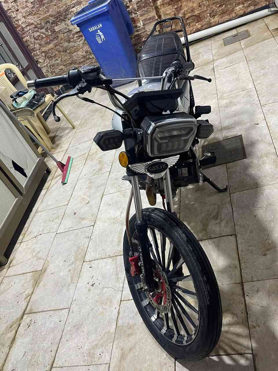 سلام عليكم سولنك 200 نضيفه اوراق موجودا مابيها نواقص بس اشاير خلفي سعرها 800 او بيها مجال مكاني كاضميه ***********
