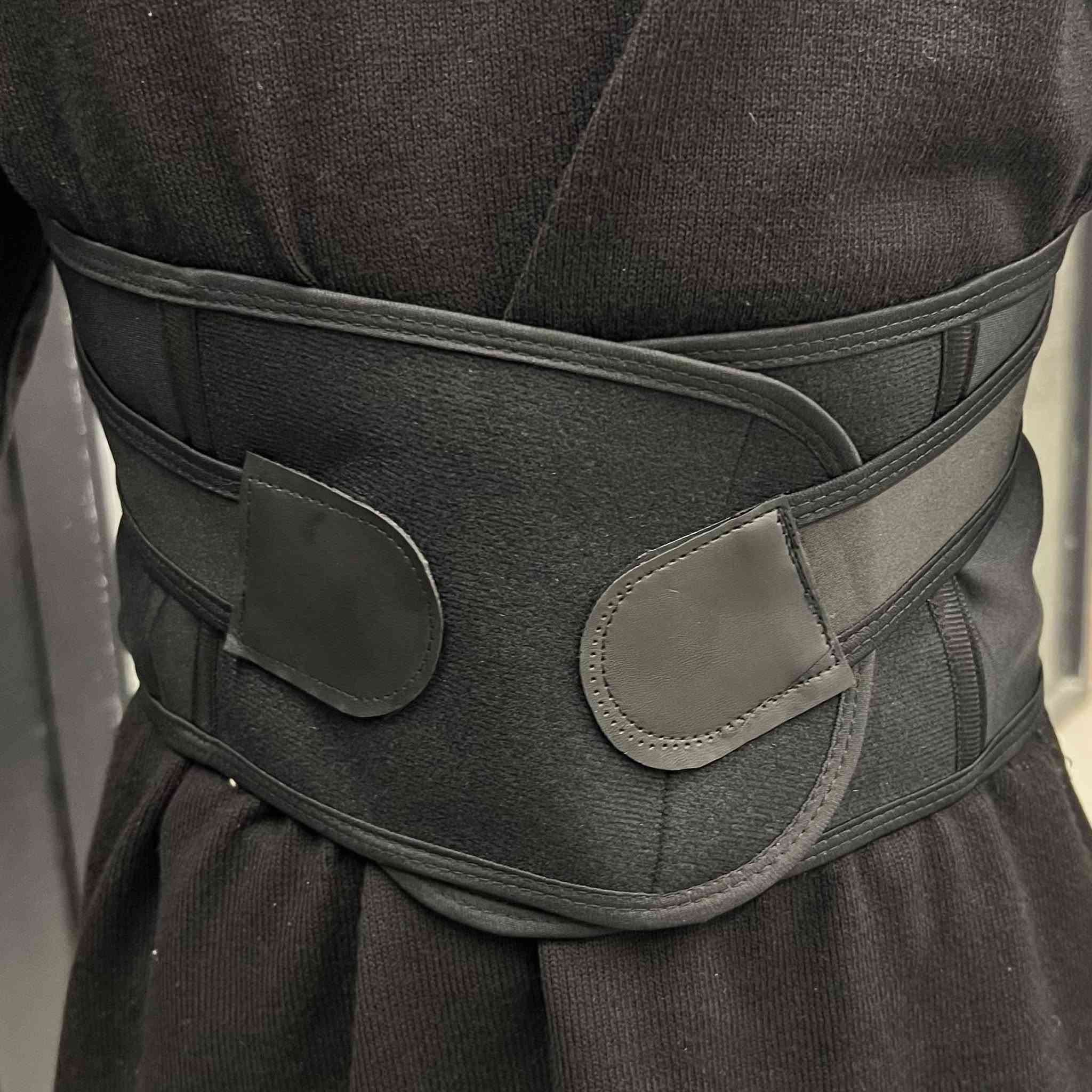 سترة ضغط مصبوبة لدعم الظهر والخصر موديل Z-1501
القياسات: S, M, 2XL,3XL
سترة ضغط مصممة للارتداء اليومي، تساعد على دعم الظهر وتحسين وضعية الكتفين وفق الإرشادات المرفقة على العبوة.

• مصنوعة من قماش مريح ومرن كما هو مذكور على العلبة

• تصميم ضغط مصبوب ليتناسب مع شكل الجسم

• يدعم الخصر والظهر بتصميم مدمج

• يساعد على فتح الكتفين واستقامة الصدر حسب الوصف المطبوع

• مخصص للاستخدام المرحلي (تأقلم – تعديل – تثبيت) خلال 21 يومًا

• مناسب للارتداء المتكرر مع تعليمات عناية واضحة

• الخامة: قماش مرن (Elastic Fabric)

• الفئة: نسائي (حسب الصور المعروضة)

• فترات الاستخدام الموصى بها:
 • 1–7 أيام: فترة تأقلم
 • 8–14 يومًا: فترة تعديل
 • 15–21 يومًا: فترة تثبيت (Muscle Memory)
السعر 13 الف وتوصيل مجاني 
للتواصل معنا *********** متوفر واتساب
