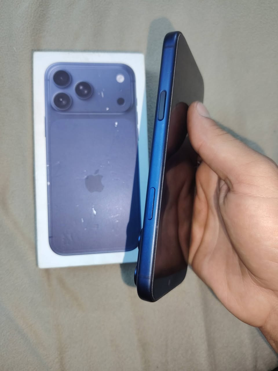 سلام عليكم
ايفون ١٧ برو ماكس شريحه فعليه 
لون نيلي 
بطاريه ١٠٠ مشحون ٤١ 
استخدام شهر ونص 
نموذج ZD\A
السعر ١٦٨٠ وبي مجال قليل 
مكاني بغداد الكرخ 
*********** وتساب
