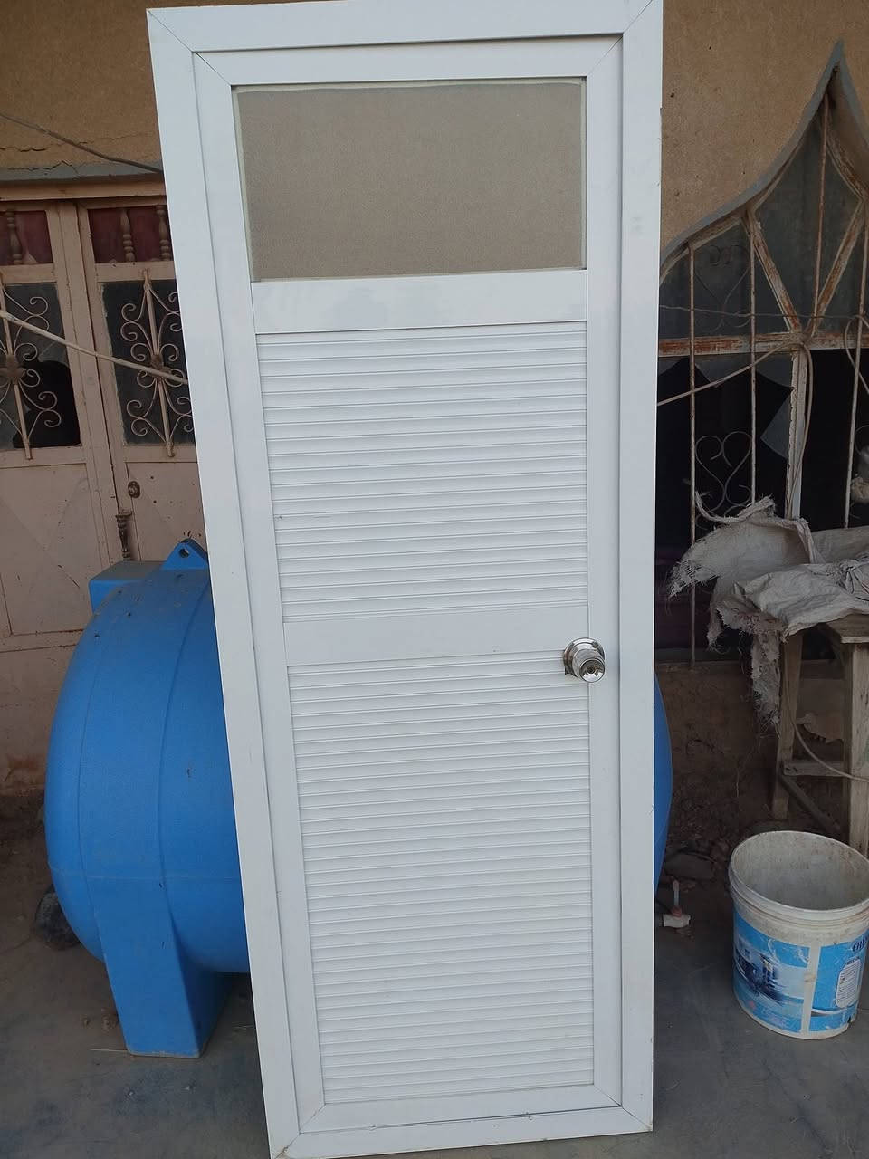 يوجد لدينا بوب خشب العدد 4 الطول متر و 97 العرض 90 وباب المنيوم الطول 2 متر العرض 74   وباب كليدور الطول مترين و 4 العرض 90 السعر خاص *********** تصال أو واتساب
