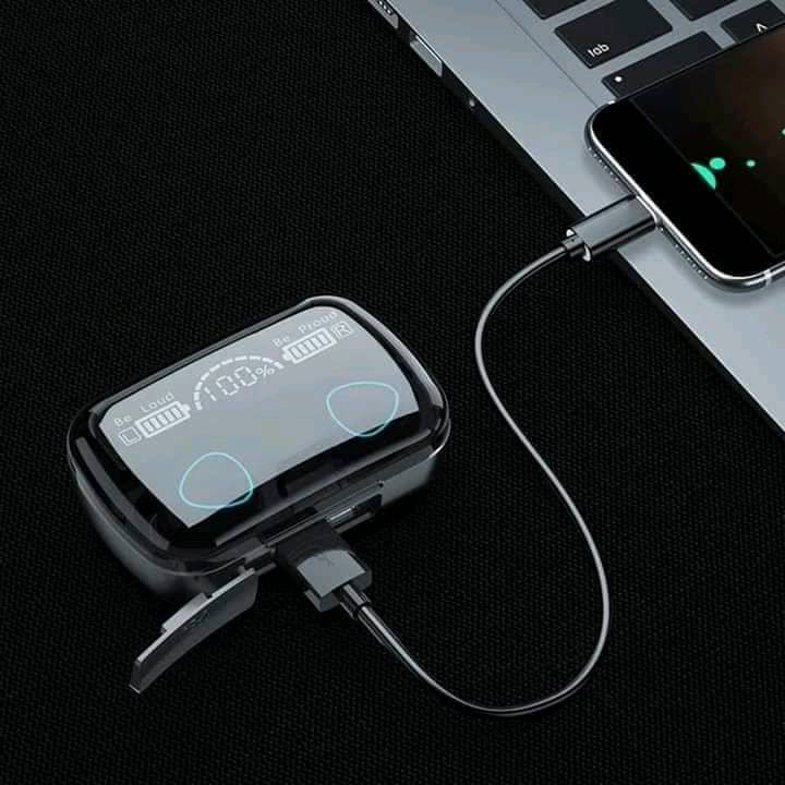 • سماعات M10 اللاسلكية تمنحك تجربة صوت قوية وتصميم عصري مع شاشة رقمية ذكية توضح نسبة شحن العلبة والسماعات بكل وضوح.

• شاشة LED ذكية لعرض البطارية:
تُظهر نسبة شحن العلبة والسماعتين (يمين / يسار) بشكل مباشر، لتبقى دائمًا على معرفة بحالة البطارية.

• تحكم باللمس (Touch Control):
تشغيل وإيقاف الموسيقى، الرد على المكالمات، والتنقل بين المقاطع بلمسة واحدة فقط.

• صوت واضح ومناسب للمكالمات:
تدعم بروتوكولات A2DP / HFP / HSP / AVRCP لضمان صوت مستقر وواضح أثناء المكالمات وتشغيل الموسيقى.

• بطارية عملية تدوم طويلًا:
تشغيل موسيقى حتى 5 ساعات للسماعات، مع وضع استعداد يصل إلى 280 ساعة.

• تصميم مدمج وسهل الحمل:
علبة شحن أنيقة وخفيفة، مثالية للاستخدام اليومي، العمل، الرياضة، والسفر.

• اتصال ثابت وسريع:
بلوتوث إصدار V5.3 لاقتران أسرع واستهلاك طاقة أقل مع مدى اتصال يصل إلى 10 أمتار