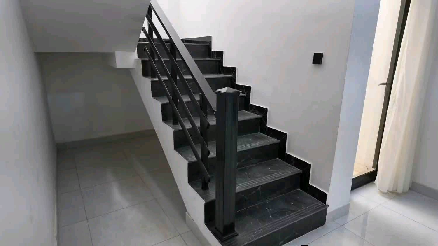 ✨فرصة مميزة للسكن أو الاستثمار في مجمع نيروز السكني✨ 

📍 دار للبيع في مجمع نيروز السكني
🔹 المساحة: 160م² 
💰 السعر الكلي: 153 مليون دينار
✅ الواصل: 48 مليون دينار 
🗒️تفاصيل الدار : يحتوي الدار على طابقين غرفة في الطابق الأرضي و غرفة في الطابق الأول و حمام و صالة و استقبال و مطبخ و كراج و حديقة داخل المنزل.   

🚩موقع المجمع : شارع نجف كربلاء عمود 110  مجاور علوة النجف 

📩 للاستفسار والحجز: راسلنا عبر الصفحة أو عبر الواتساب:
📞 ***********
📞***********