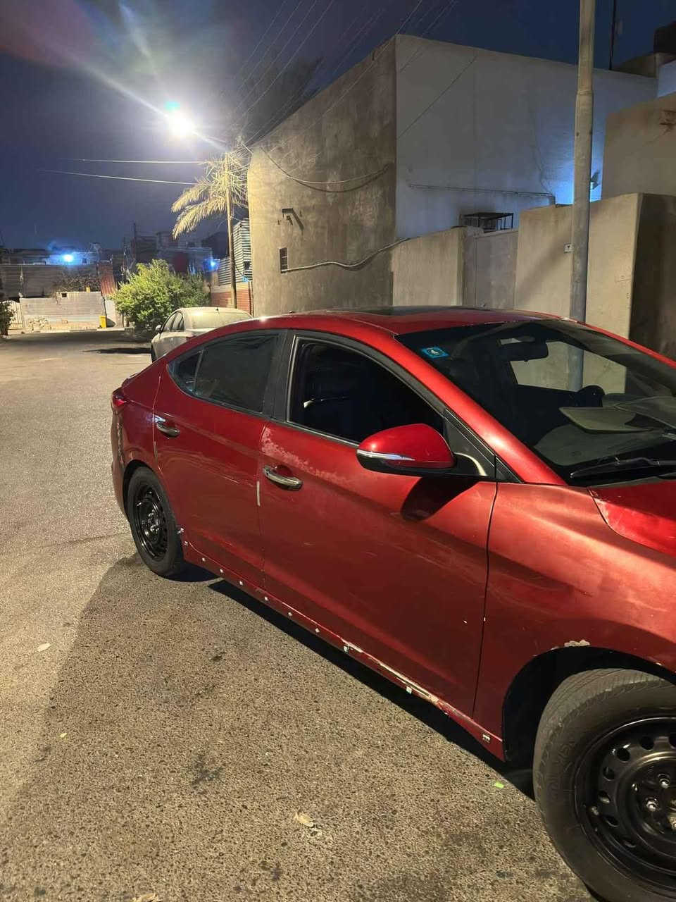 السلام عليكم 
النترا 2018 سوبر   وارد امريكي الحادث موضح بلصور
محرك 1600 تيربو 
كير عادي 
سياره فول مواصفات 
فتحة سقف 
بصمة تشغيل 
بصمة ابواب 
تدفئة بلكشن 
كشن جلد 
رادارات جانبية 
وبعد مواصفات السوبر معروفه 
تخم تاير جديد سياره باسمي رقم بصرة انكليزي تحويل ..السعر ٩٨
سياره موجوده بلبصره للاستفسار الاتصال *********** البصرة, العراق
