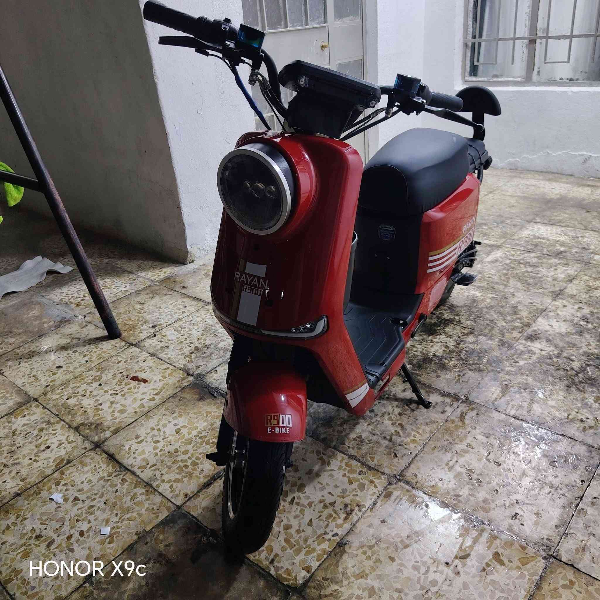 R900 • أحمر • بطاريات 100%