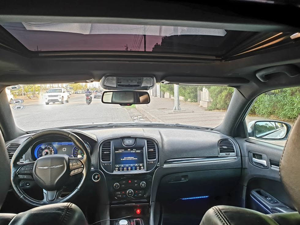 كرايسلر 300 S • ٢٠١٨ • بدون صبغ