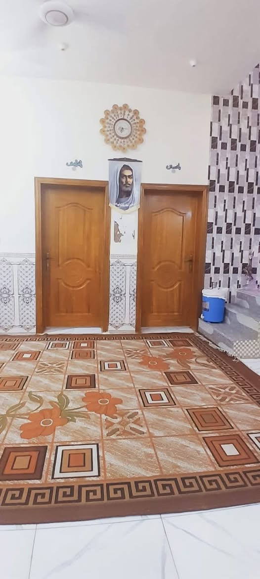 بيت للبيع أو مراوس بناء كونكريت المساحة 150متر واجهة 10والنزال 15   حديث سنة البناء 2022 موقع البيت الخشابة قريب دائرة المنشأت خامس بيت عن الشارع العام  يتكون البيت من غرفيتن وصالة وتهويات 2 وحمام داخلي وخارجي ومطبخ وبراني الطابق الثاني صالة وحمام زائد غرفتين وصالات للشبابيك للأستفسار  مراسلة بيع او مراوس معه الفرق التواصل وي الرقم ***********
