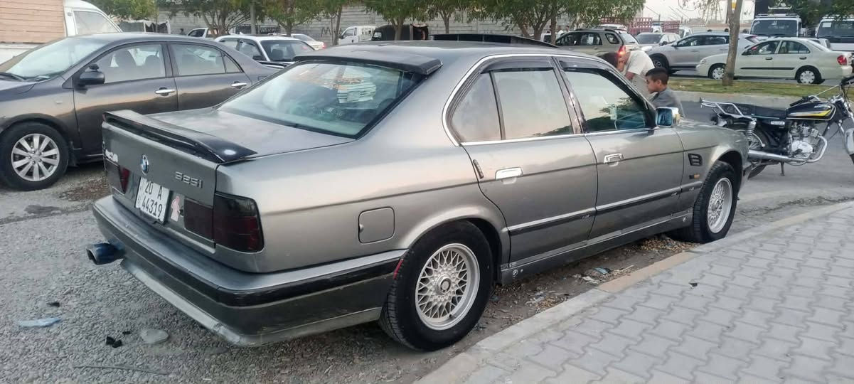 سلام عليكم اخوان اني مكلف بلنشر لحد يرأسلني رجاء بيئم 520 موديل 91 سياره جاهزه تخم تاير جديد صدر باتري كهربائيات كلها شغاله سنويه مجدده تبريد ثلج مكينه مسكر كبس داخل جديد اسود لايت زنون سنتر لوك شرط التحويل مكان السياره ديالى رقم صاحبها ‏‪***********‬‏ السعر 50 اوبيها مجال
