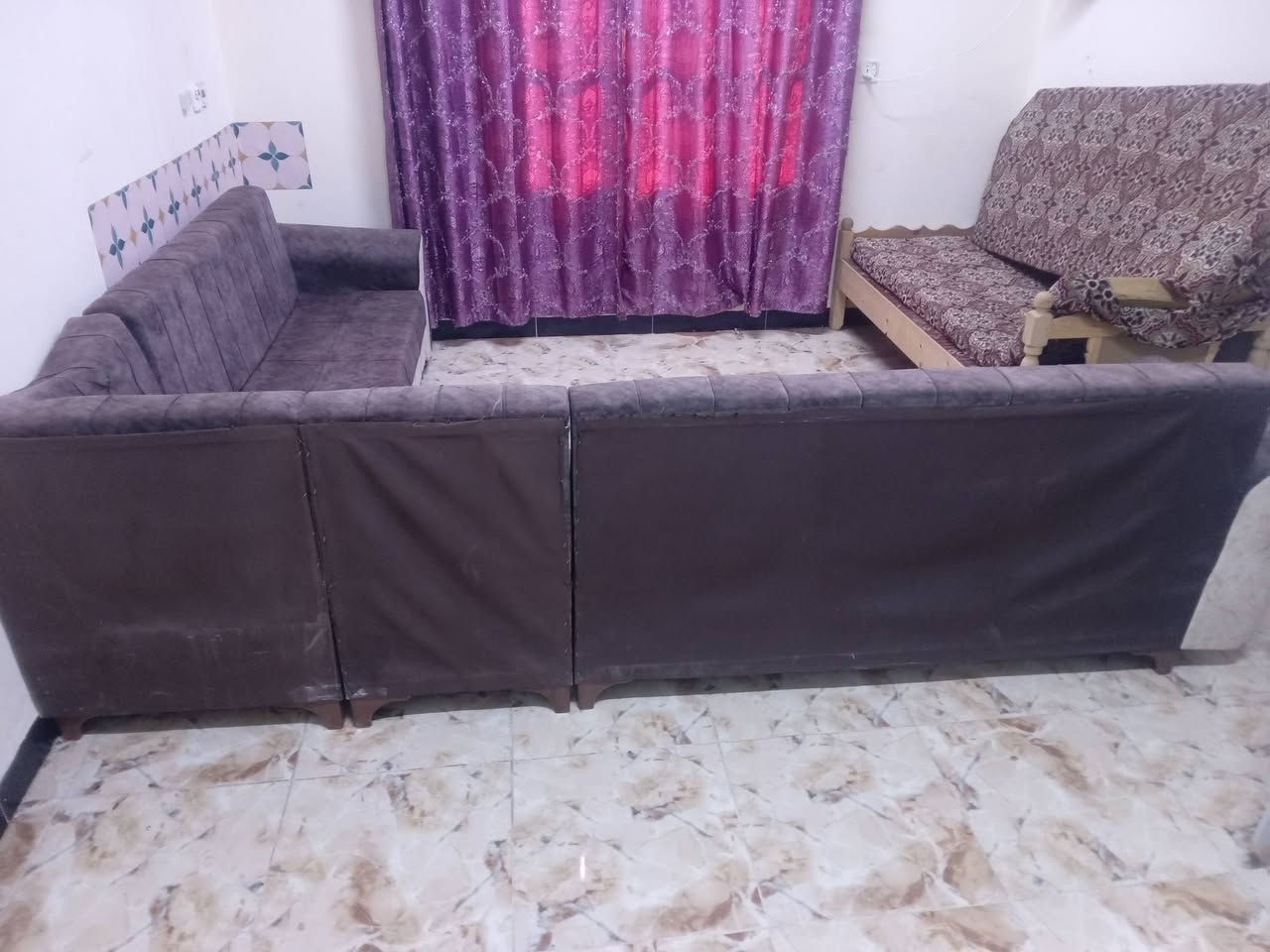 سلام عليكم تخم قنفات نضيف جديده لون مميز  شغل خشب عراقي السعر ١٧٥ وبي مجال بسيط مكاني  تاميم ***********
