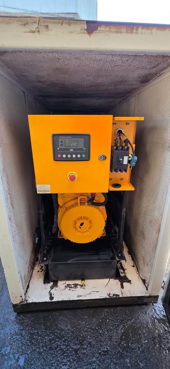السلام عليكم
للبيع مولد 100kv 
6سلندر مفتوحه مبدل فقط بوشه/رنك 
الكراده 52 
***********

