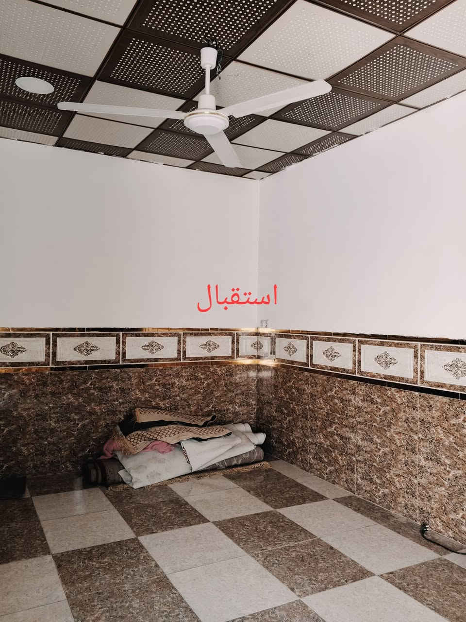 بيت للبيع 100م بحي الميلاد خلف اسواق فضه شارع مزرعه سيد علي استفسار اتصال ***********

نص مكتوب في الصور:
- غرفة
- صالة
- حمام داخلي
- استقبال
- مطبخ
