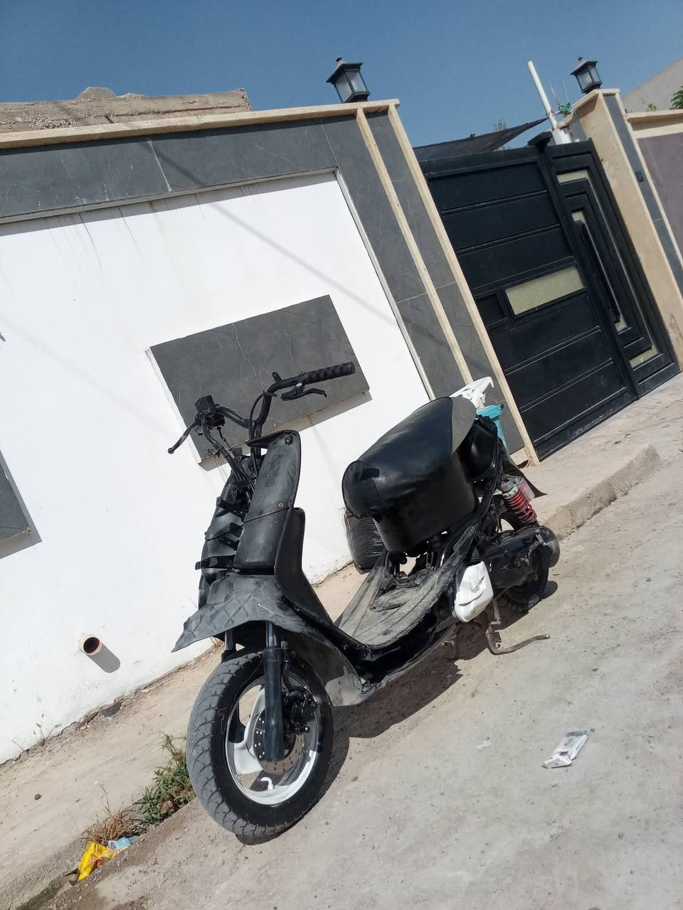 السلام عليكم للبيع ،،،،نحله تسعه زروف ماطور مايعوزو شي فقط دروعه كامل مكمل،،،مكينه شرط مامفتوحه فقط قبغ الهندر،،،،ونه مال اكسن مابي ،،، بريكات شرط توكفك بمكانك،،،بريك الامامي هايدروليك معدل شرط ،،،،السعر 115وبي مجال ،،،،العنوان حي التعليم ،،،،شراي اتصل ***********
